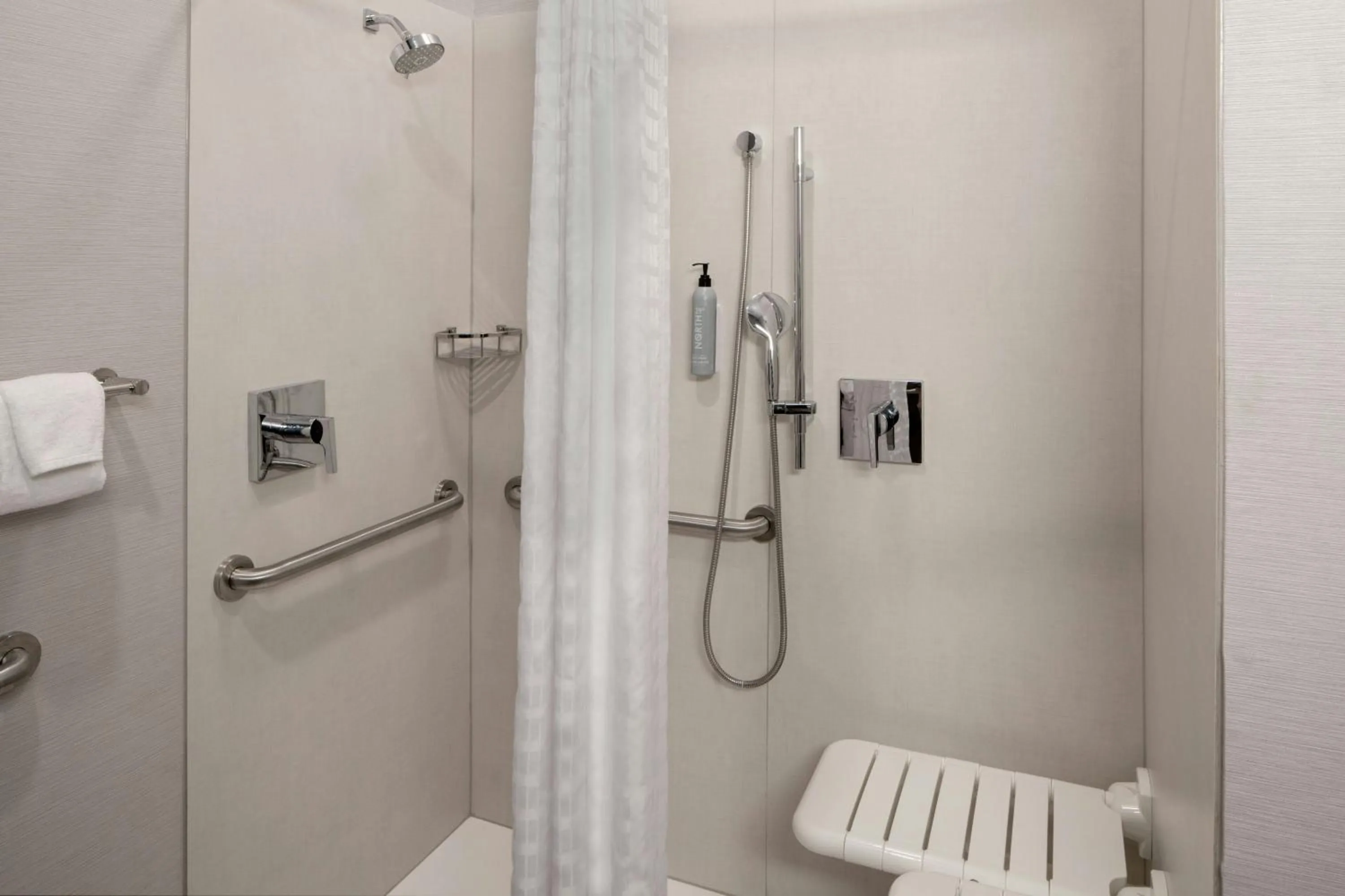 Bathroom in Courtyard Texarkana