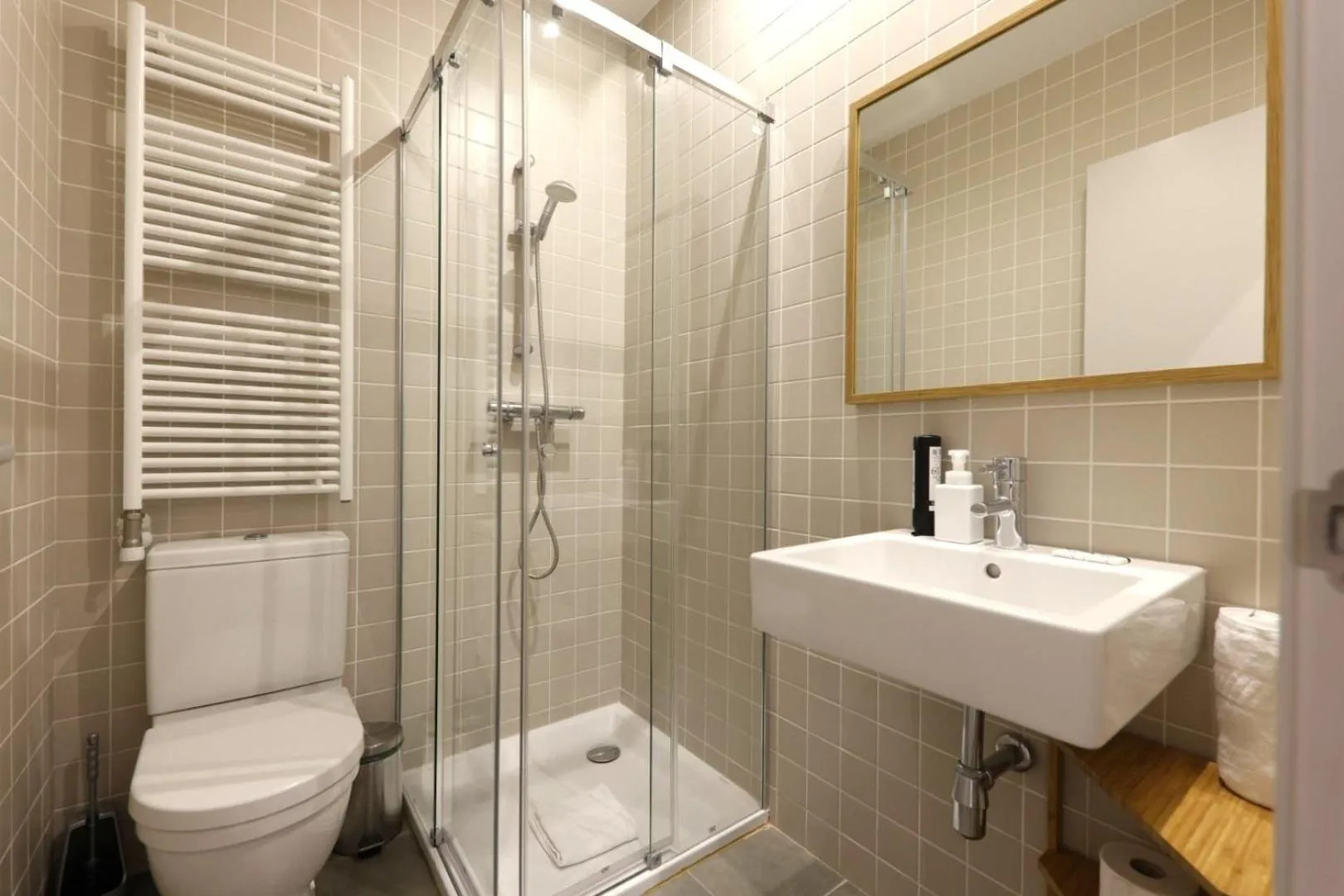 Bathroom in Bravissimo Força 17, Barri Vell apartments