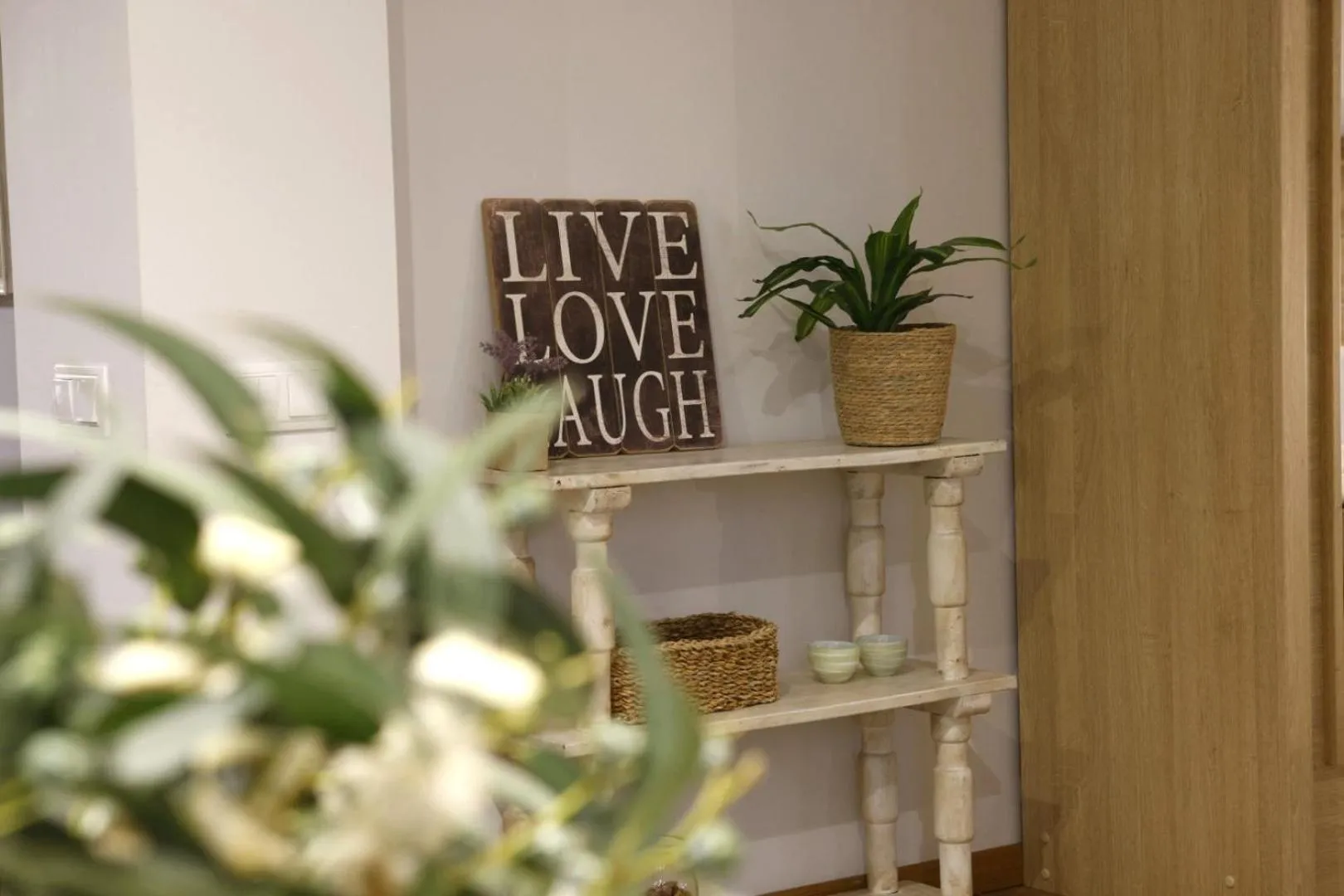 Decorative detail in Bravissimo Força 17, Barri Vell apartments