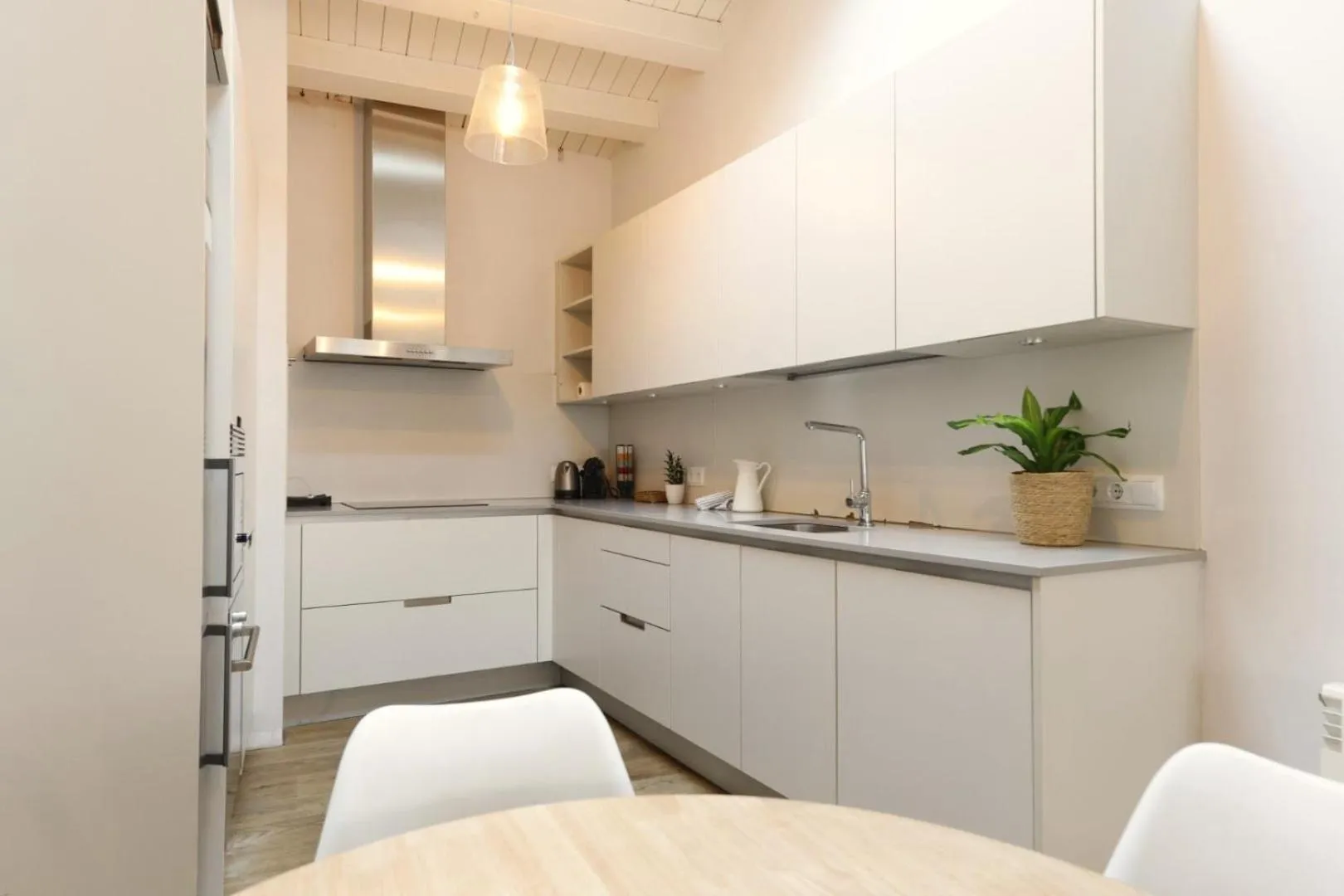 Kitchen or kitchenette in Bravissimo Força 17, Barri Vell apartments