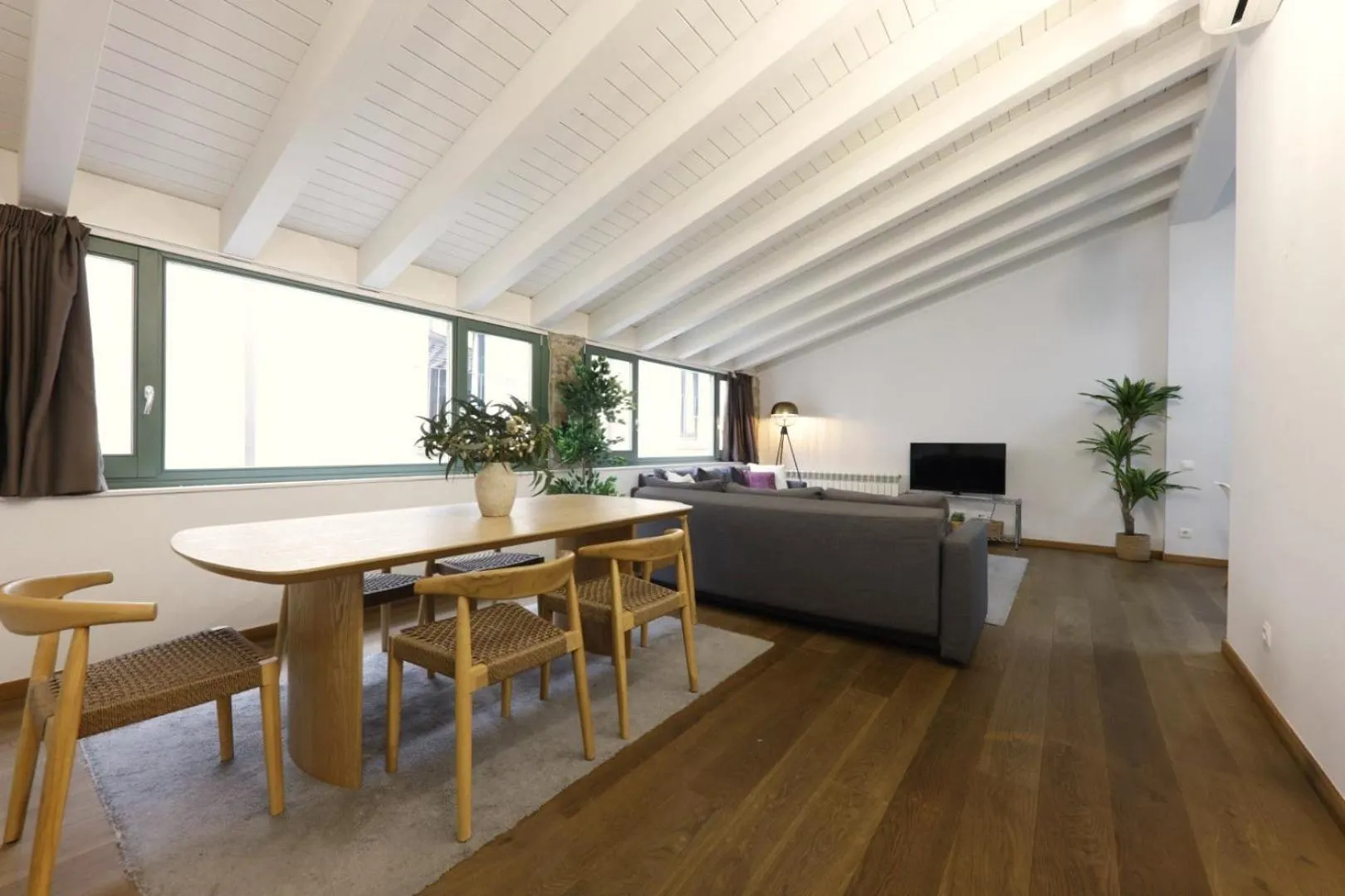 Dining area in Bravissimo Força 17, Barri Vell apartments