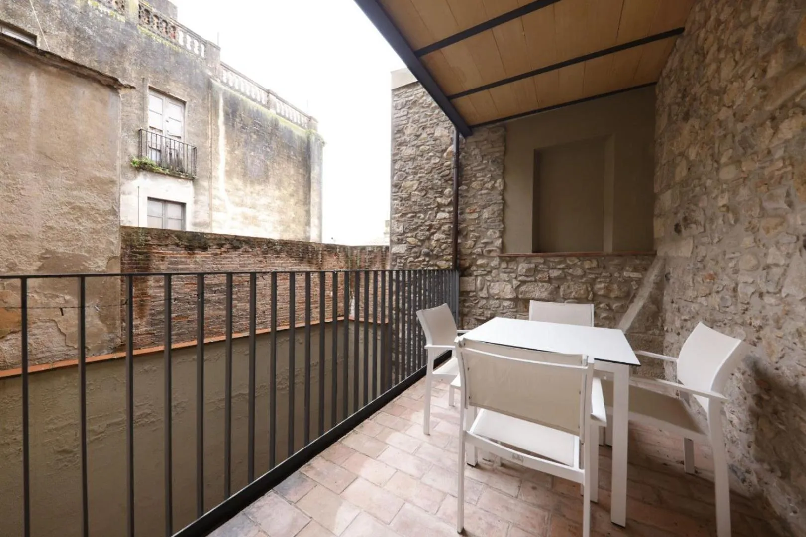 Balcony/Terrace in Bravissimo Força 17, Barri Vell apartments