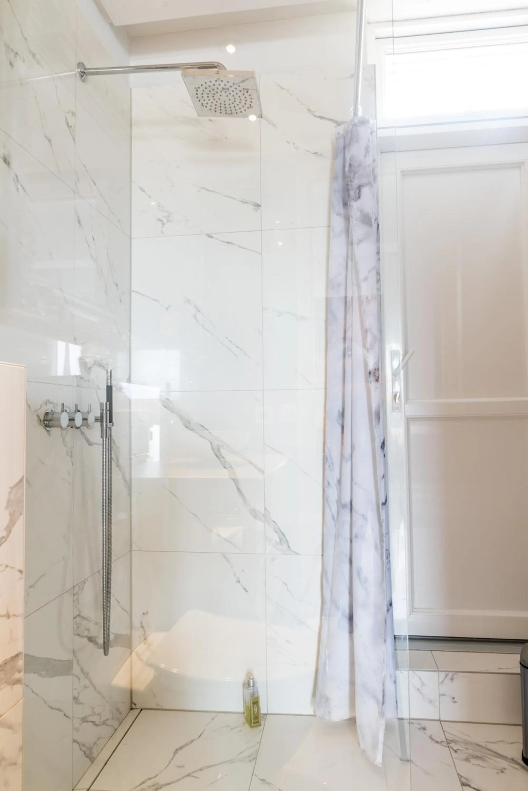 Hot Tub in ICELAND SJF Villa, Hot tub & Outdoor Sauna Amazing Mountains and City View Over Reykjavík