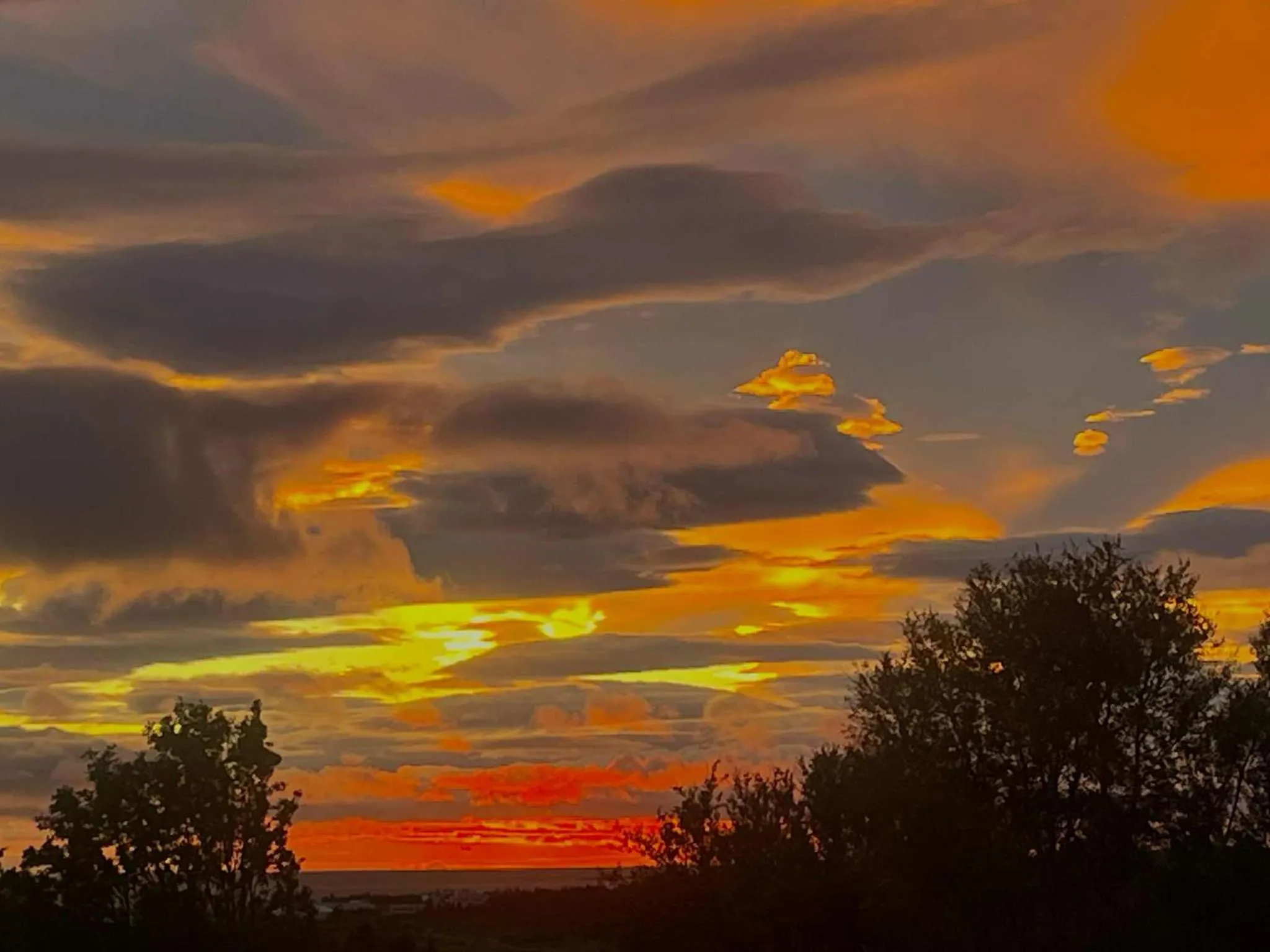 Night in ICELAND SJF Villa, Hot tub & Outdoor Sauna Amazing Mountains and City View Over Reykjavík