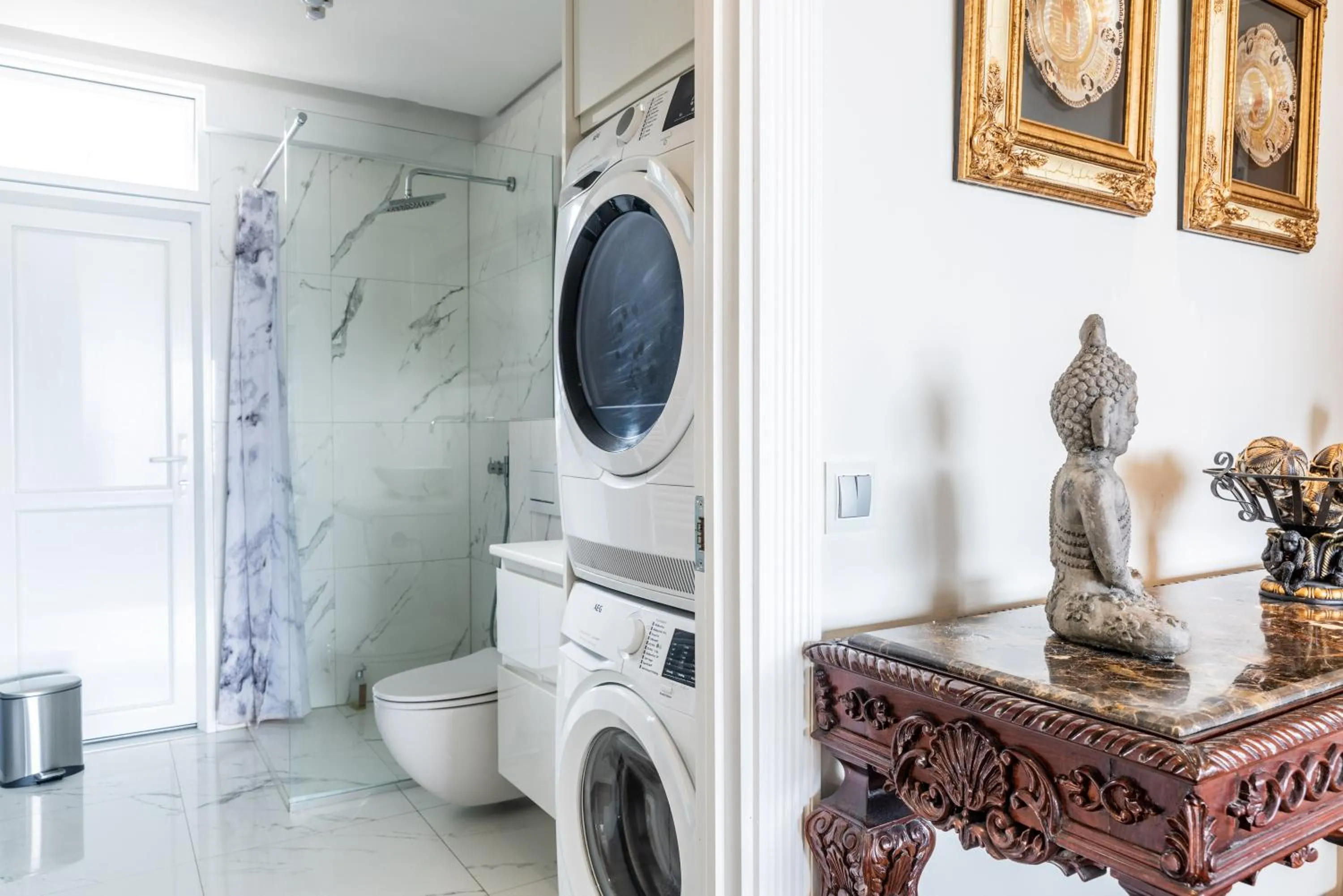 Hot Tub in ICELAND SJF Villa, Hot tub & Outdoor Sauna Amazing Mountains and City View Over Reykjavík