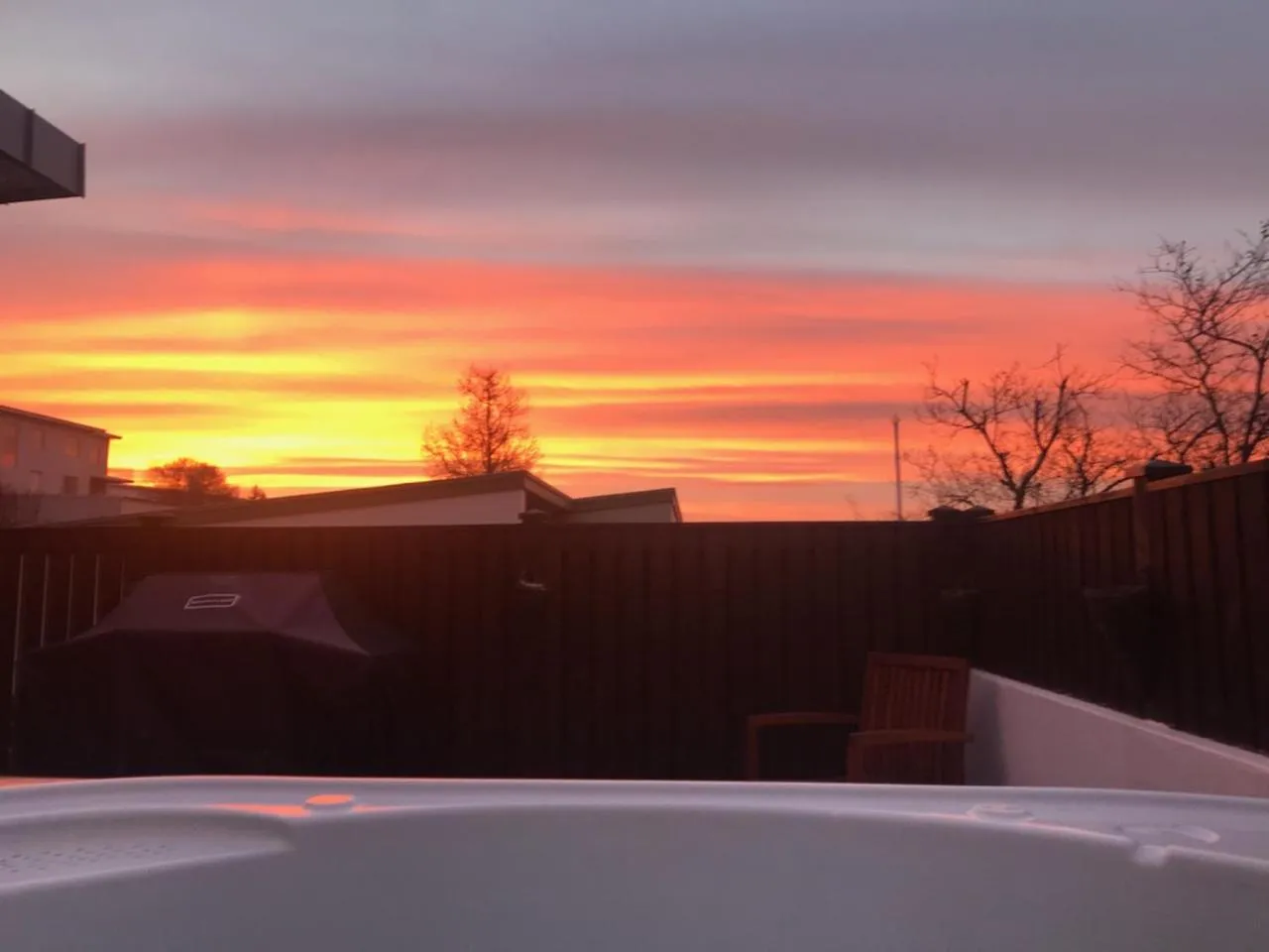 Hot Tub in ICELAND SJF Villa, Hot tub & Outdoor Sauna Amazing Mountains and City View Over Reykjavík