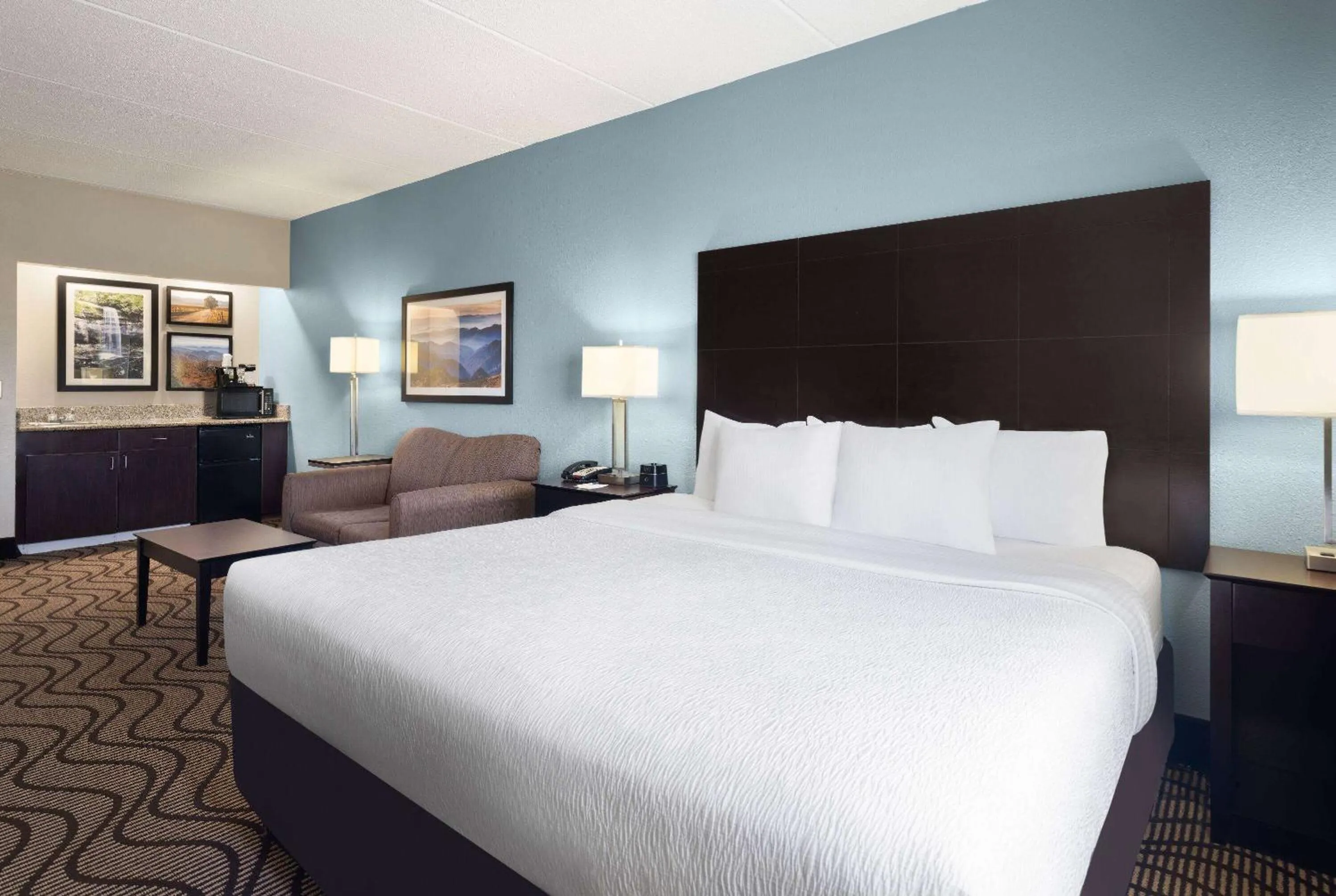 Photo of the whole room, Bed in La Quinta by Wyndham Knoxville Airport