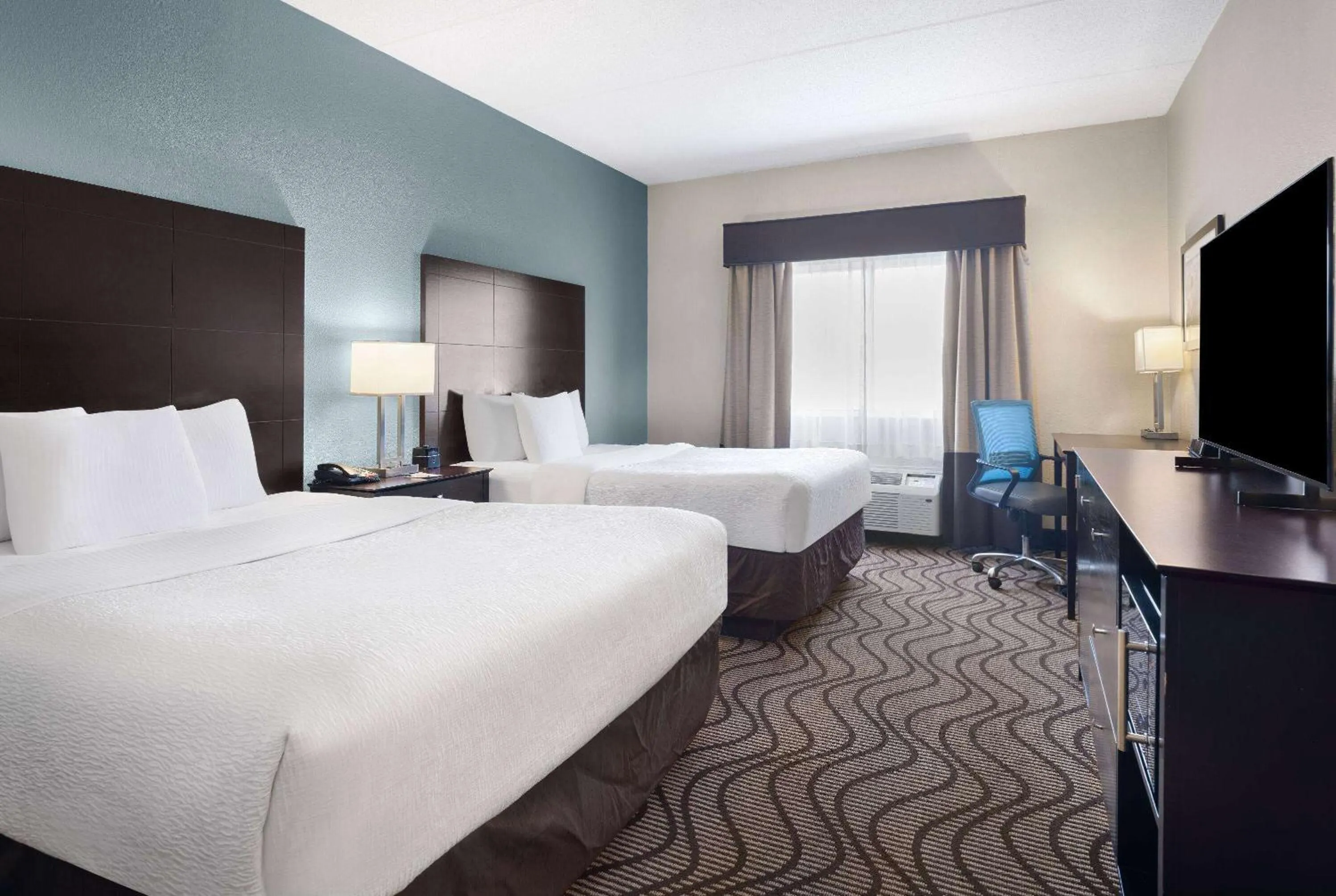 Photo of the whole room, Bed in La Quinta by Wyndham Knoxville Airport