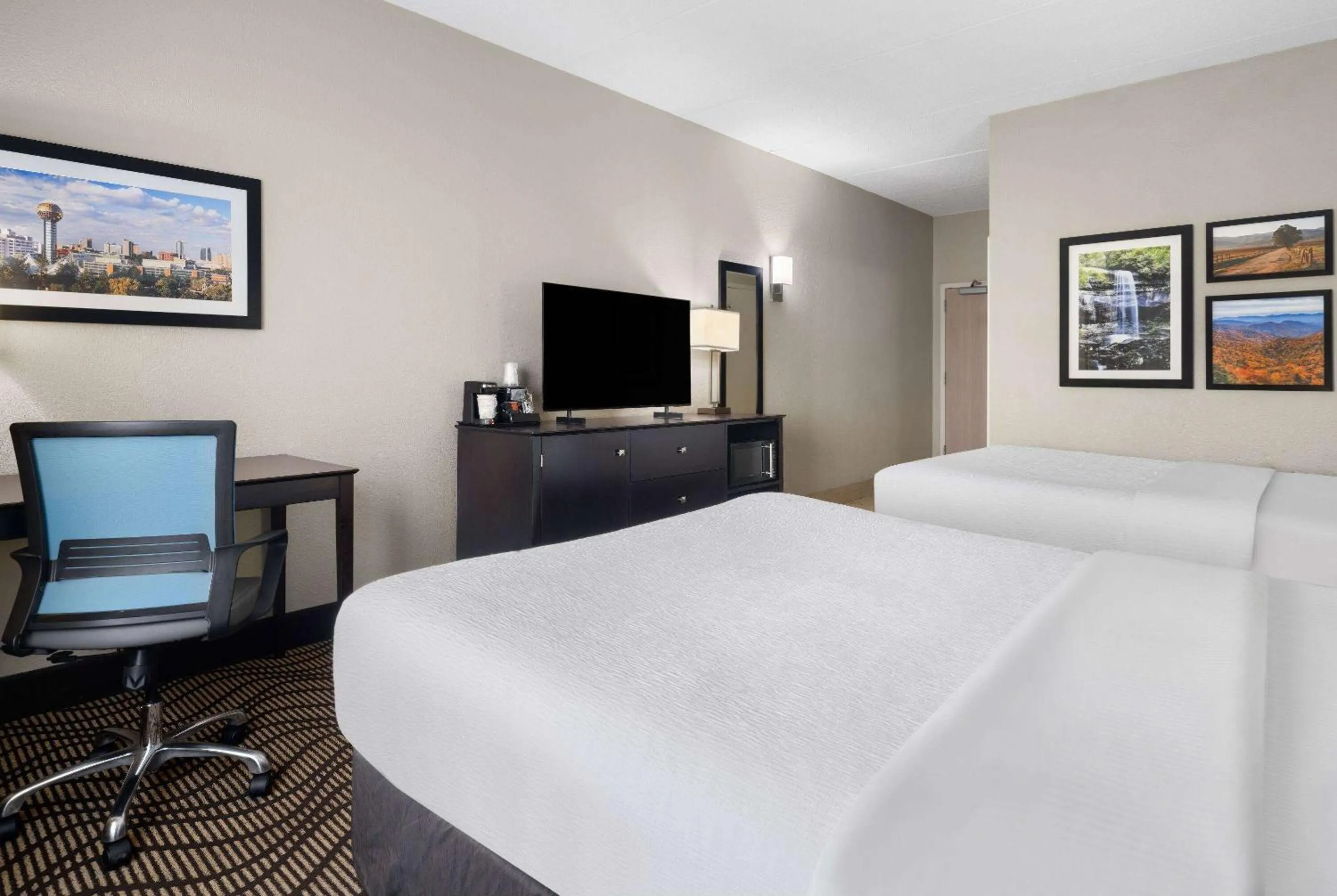 Photo of the whole room, Bed in La Quinta by Wyndham Knoxville Airport