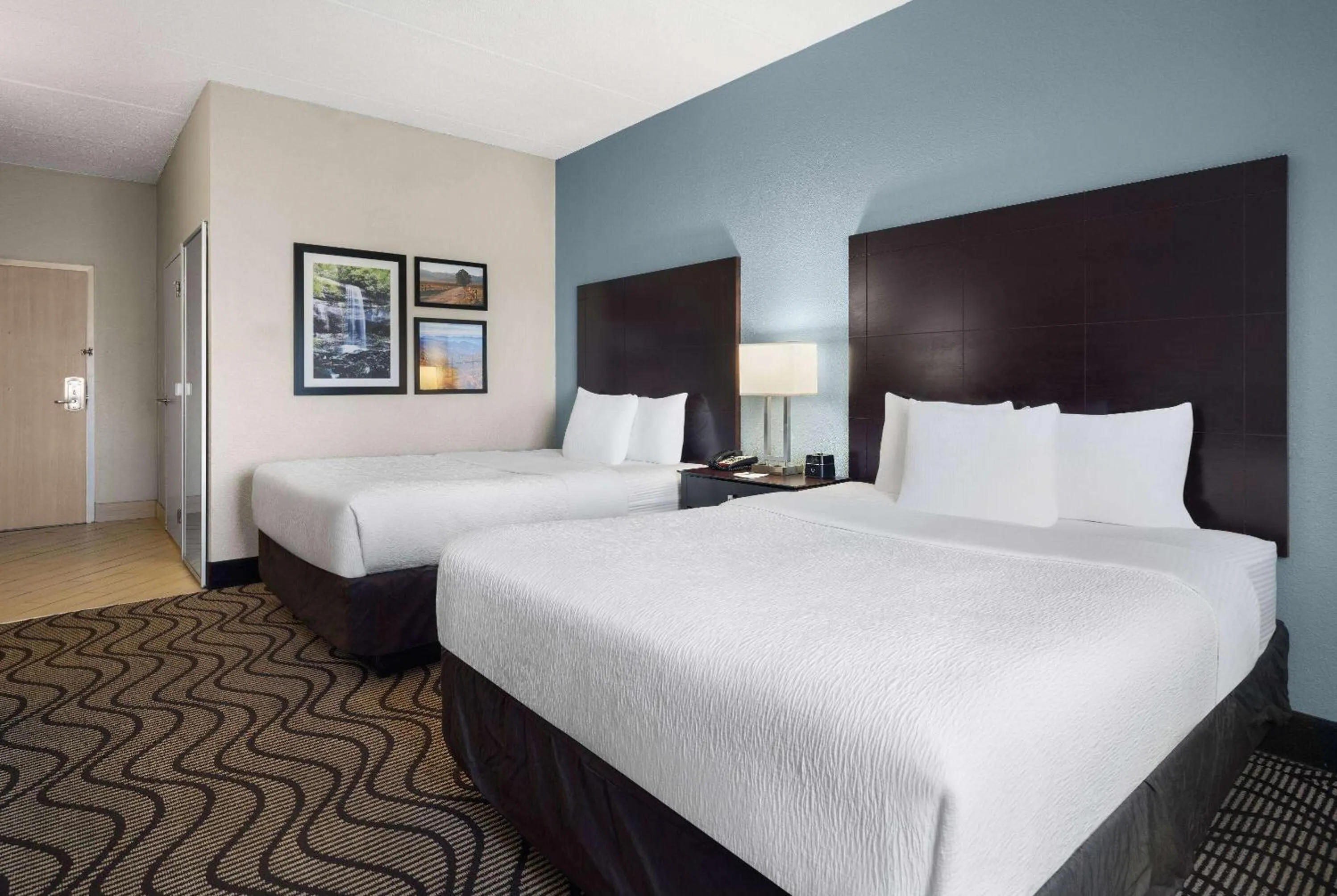 Photo of the whole room, Bed in La Quinta by Wyndham Knoxville Airport