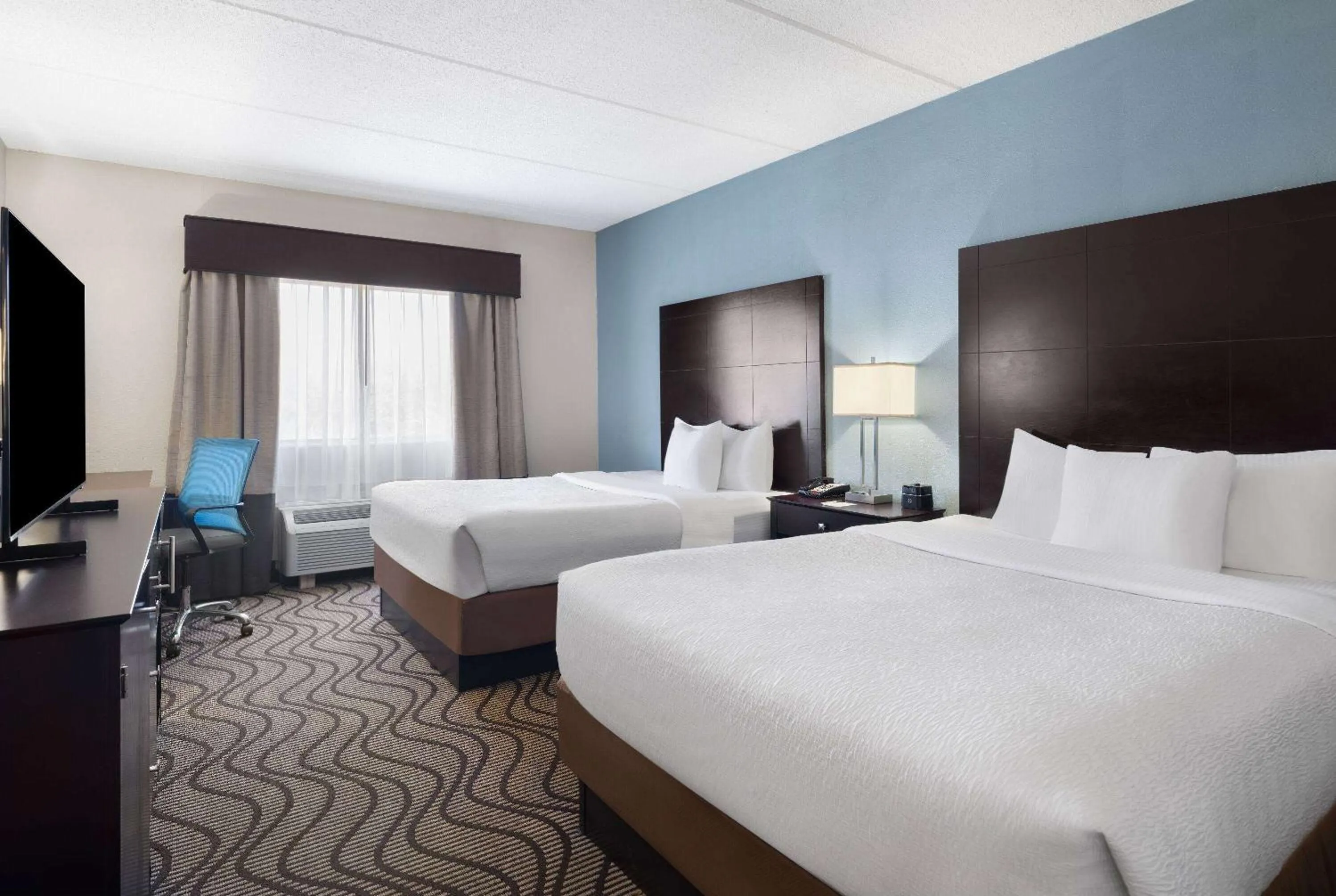 Photo of the whole room, Bed in La Quinta by Wyndham Knoxville Airport