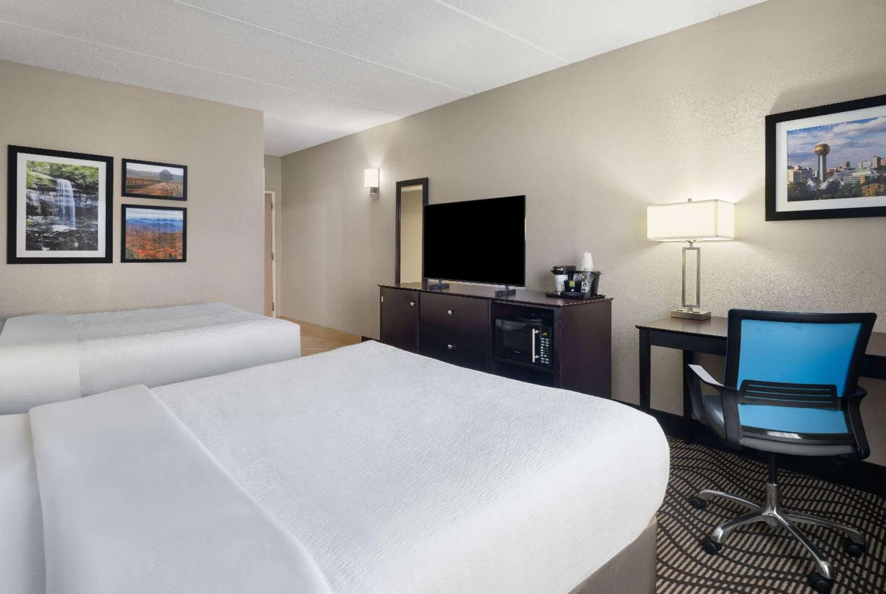 Photo of the whole room, Bed in La Quinta by Wyndham Knoxville Airport