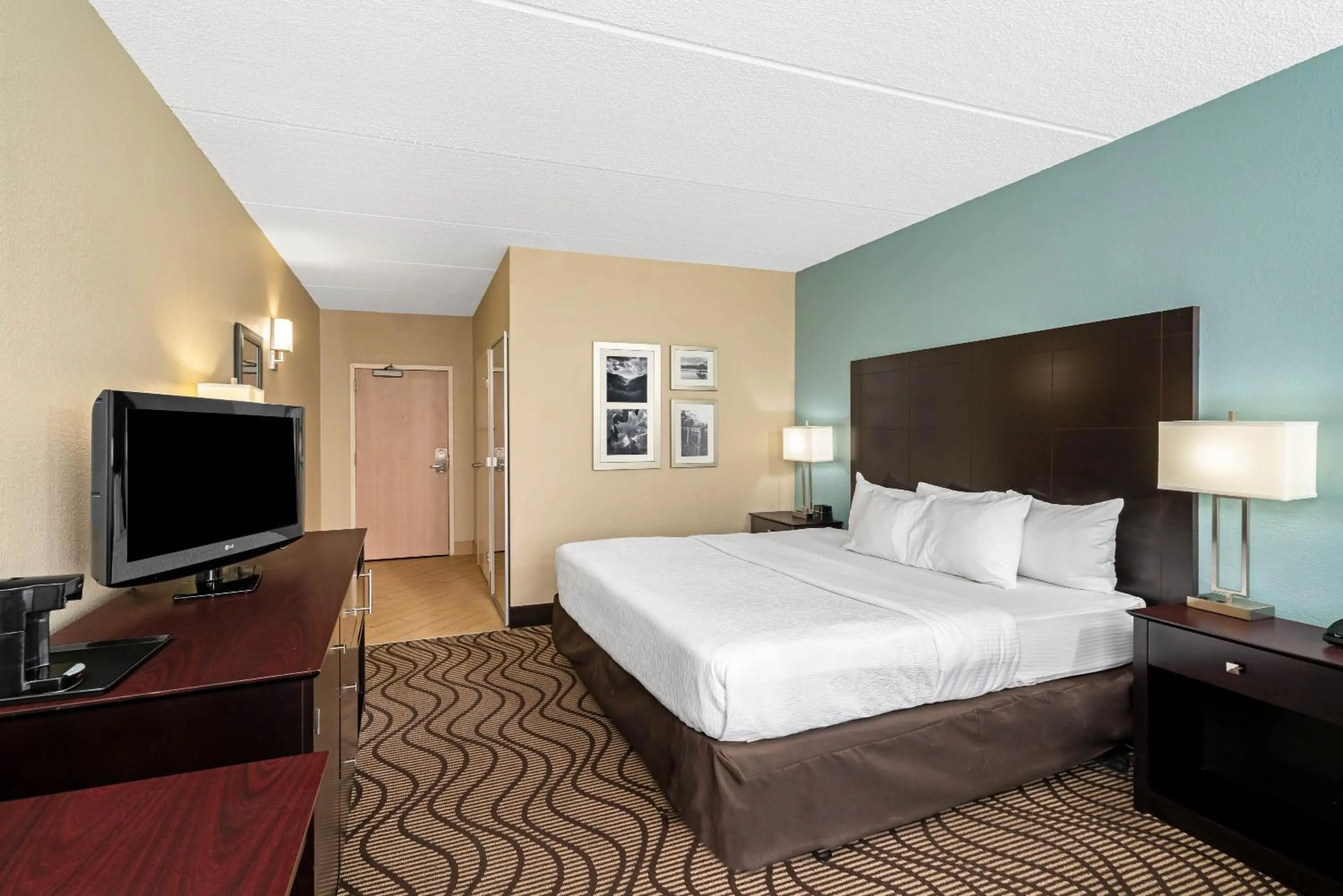 Bed in La Quinta by Wyndham Knoxville Airport