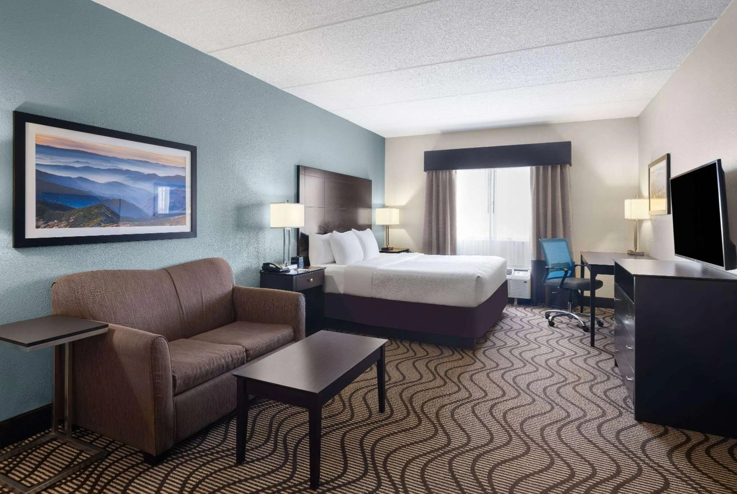 Photo of the whole room, Bed in La Quinta by Wyndham Knoxville Airport