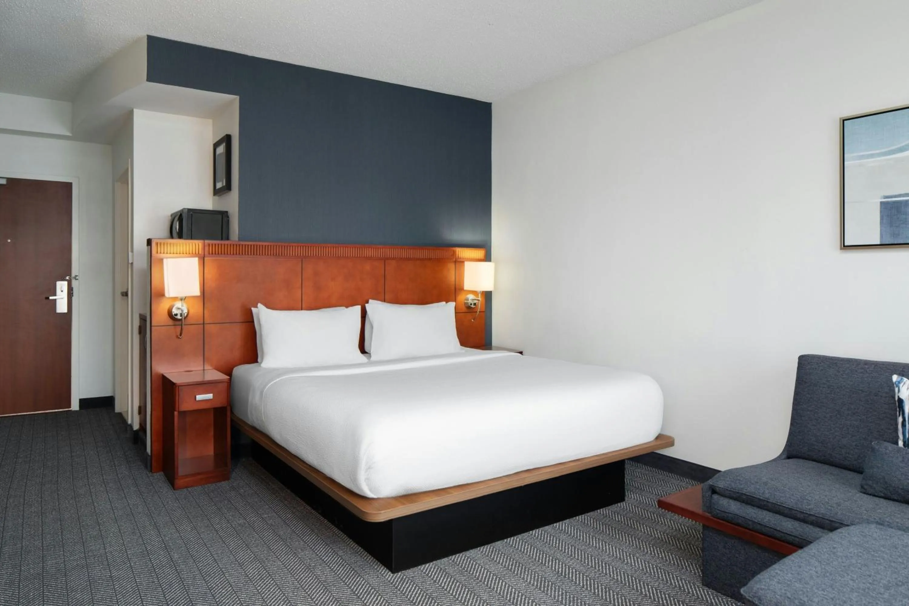 Photo of the whole room, Bed in Courtyard by Marriott Knoxville Airport Alcoa