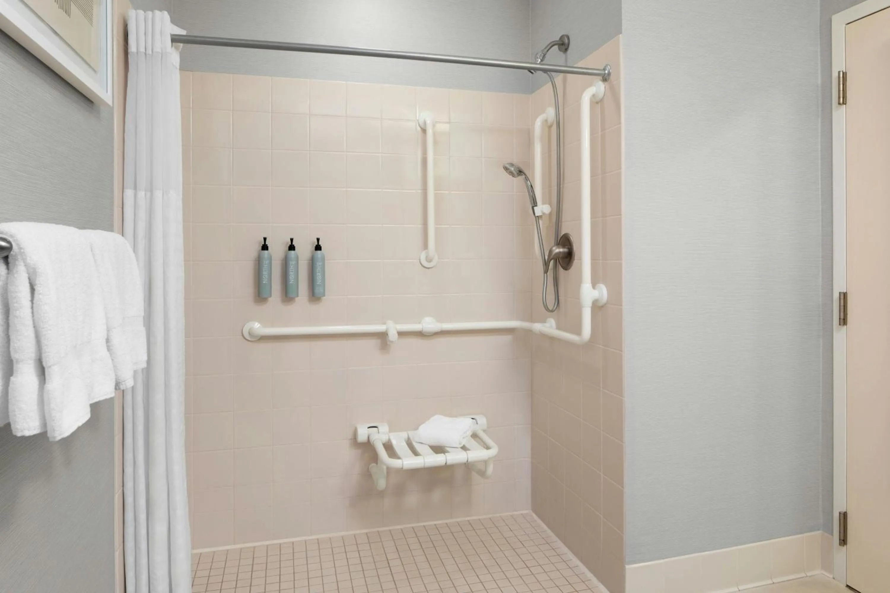 Bathroom in Courtyard by Marriott Knoxville Airport Alcoa