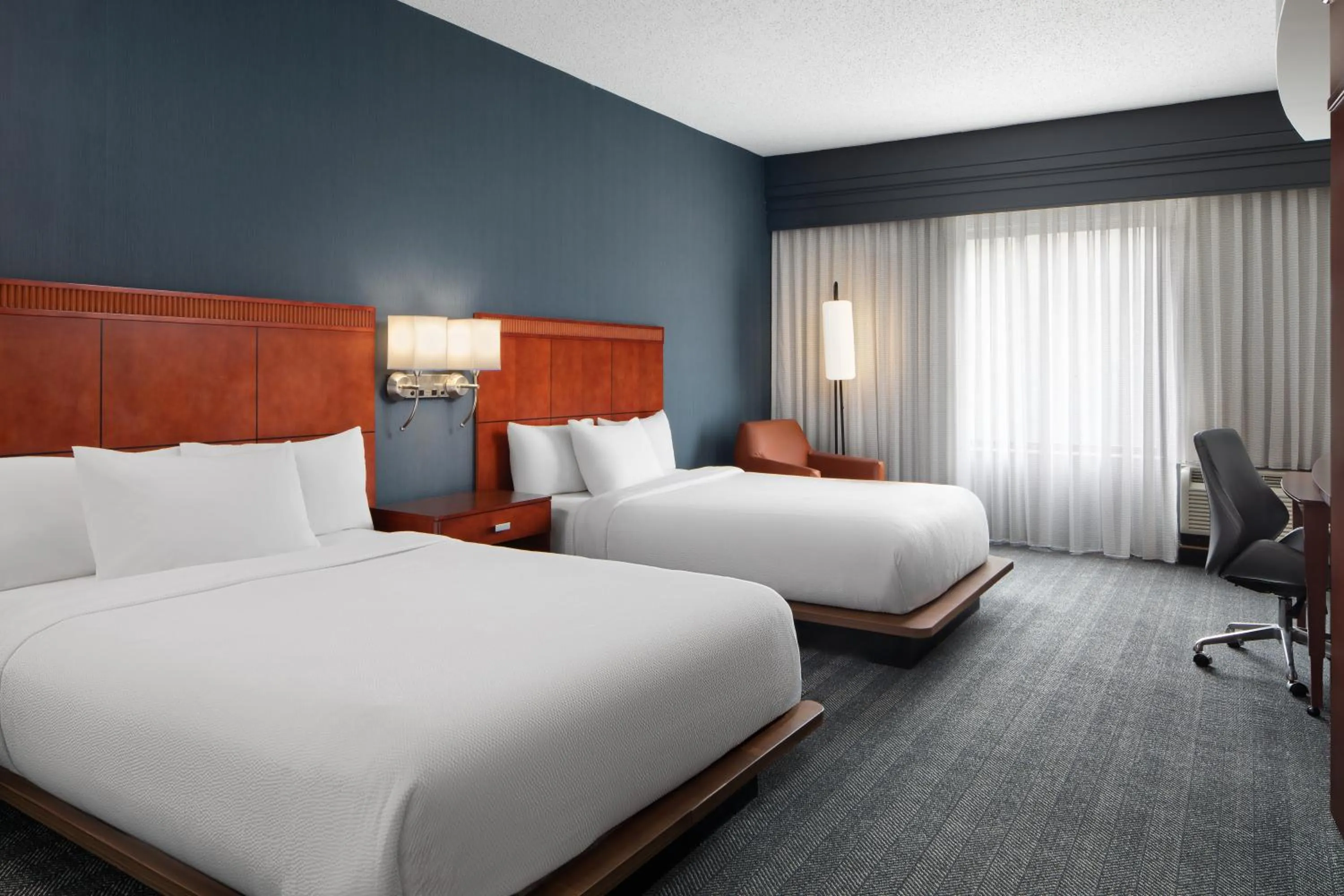 Photo of the whole room, Bed in Courtyard by Marriott Knoxville Airport Alcoa