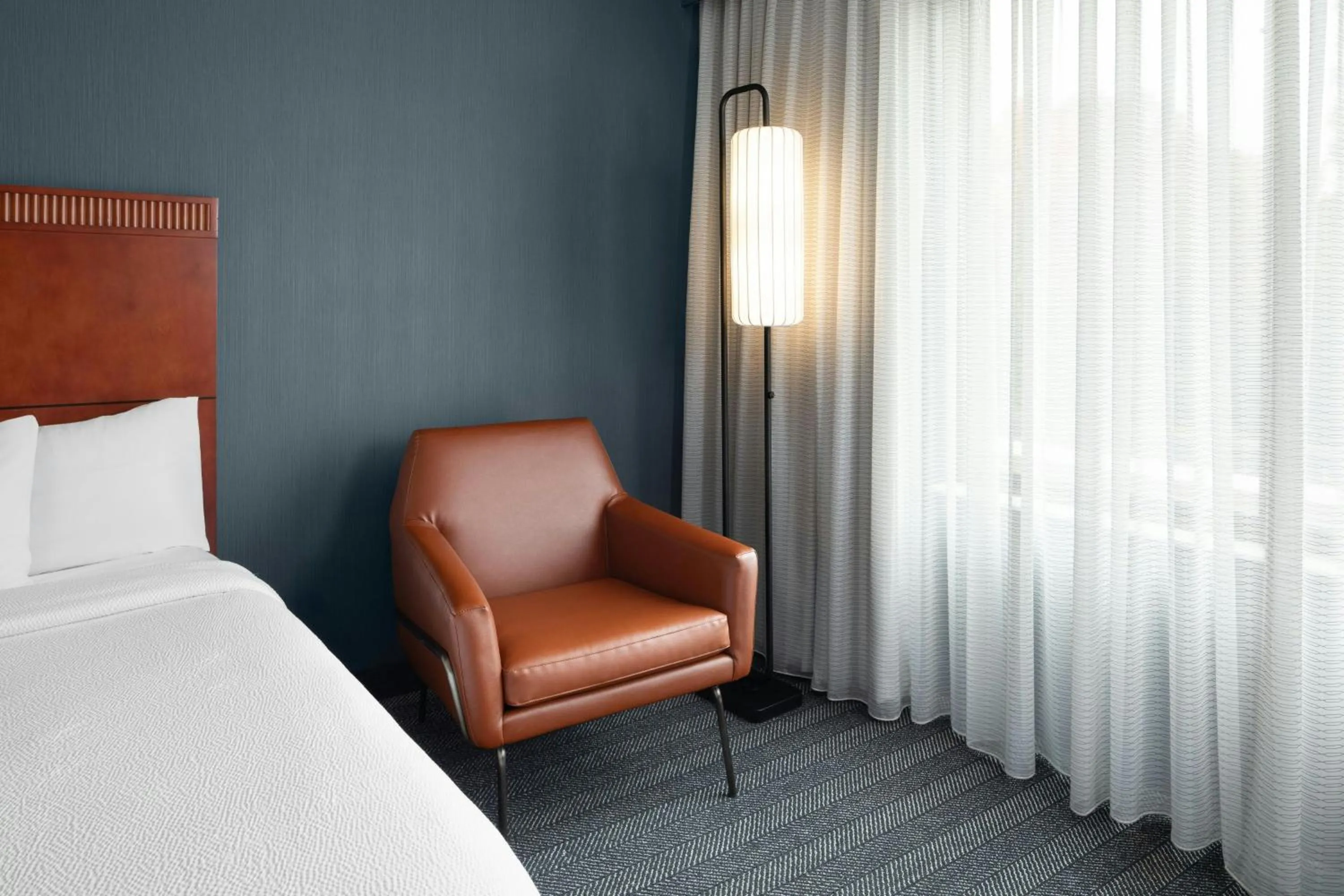 Lounge or bar, Bed in Courtyard by Marriott Knoxville Airport Alcoa