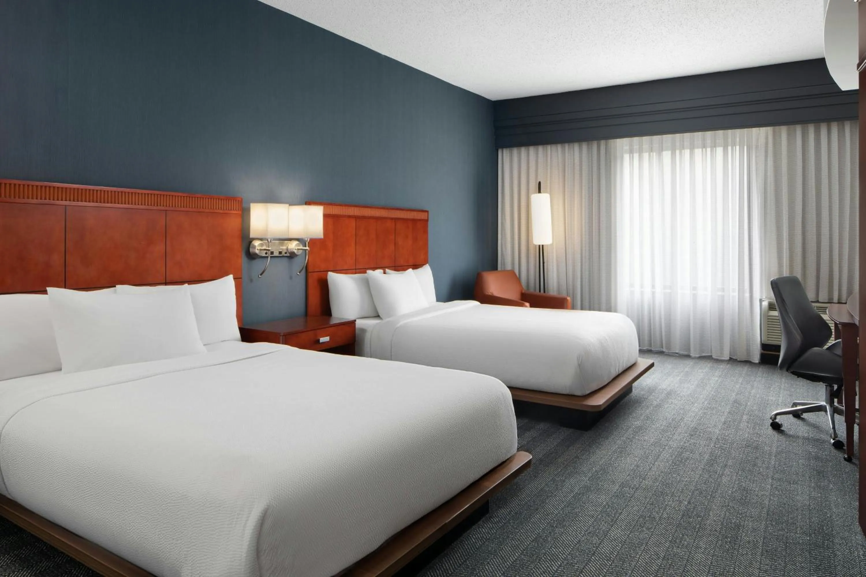 Photo of the whole room, Bed in Courtyard by Marriott Knoxville Airport Alcoa