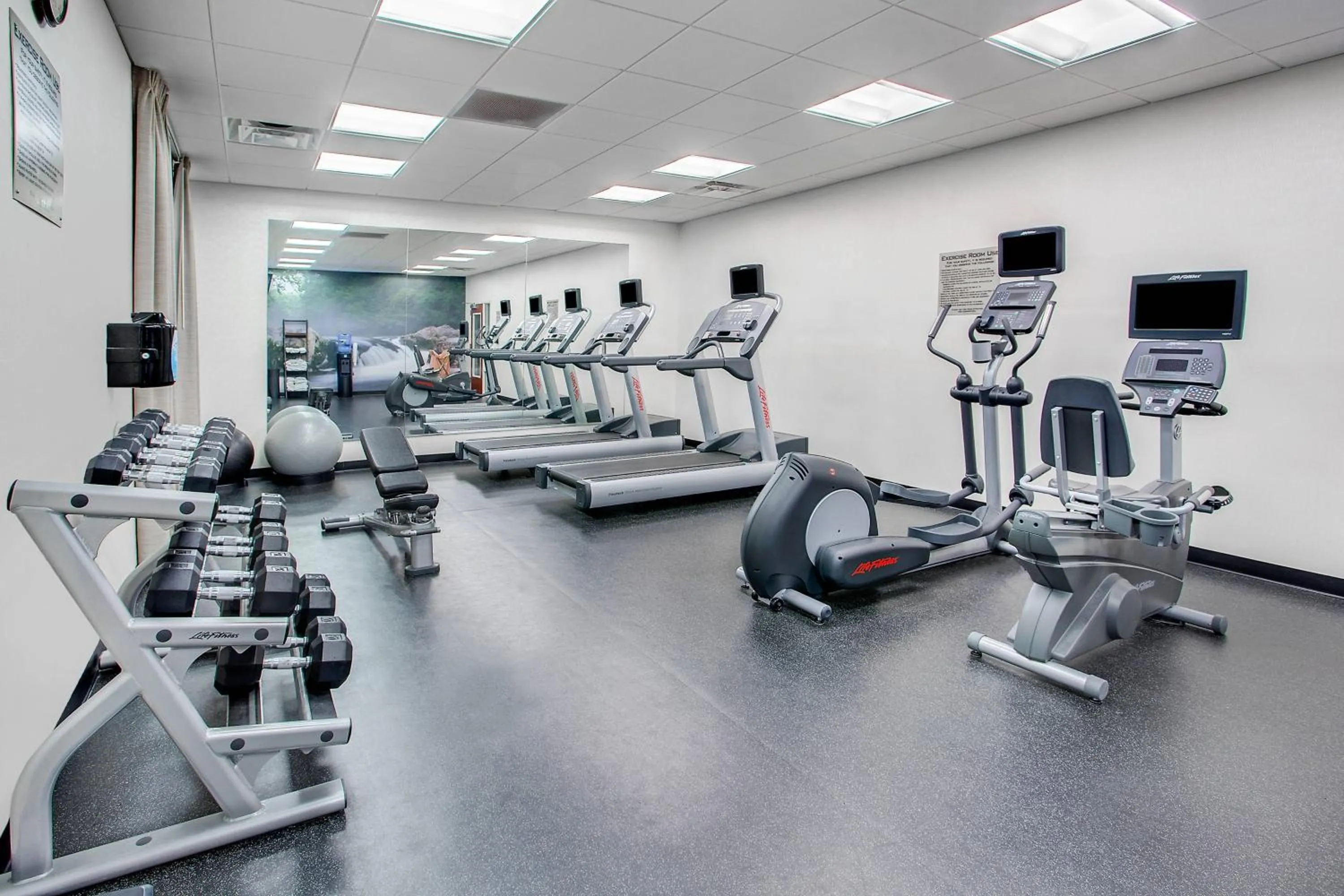 Fitness centre/facilities in SpringHill Suites Pigeon Forge