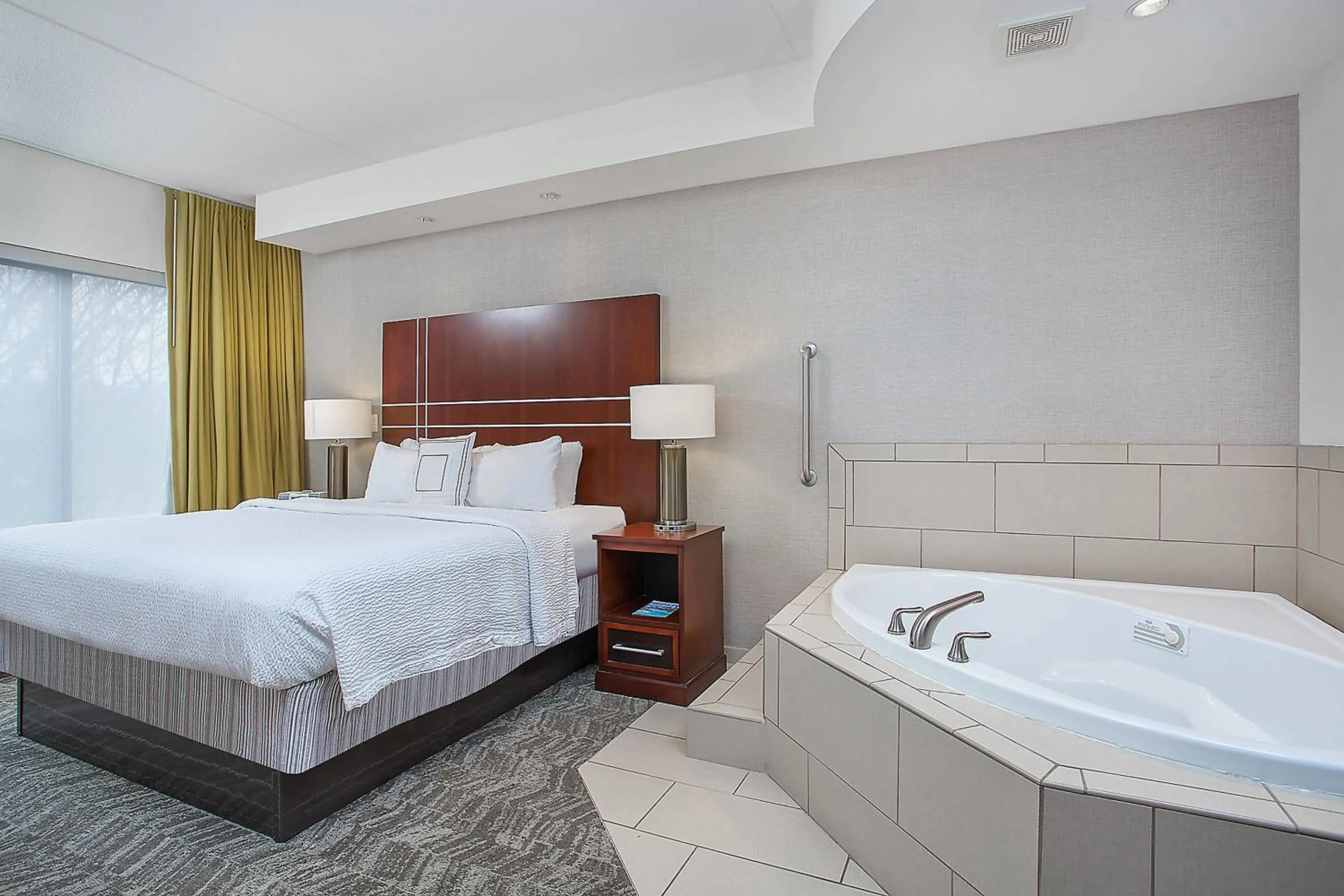 Swimming pool, Bed in SpringHill Suites Pigeon Forge