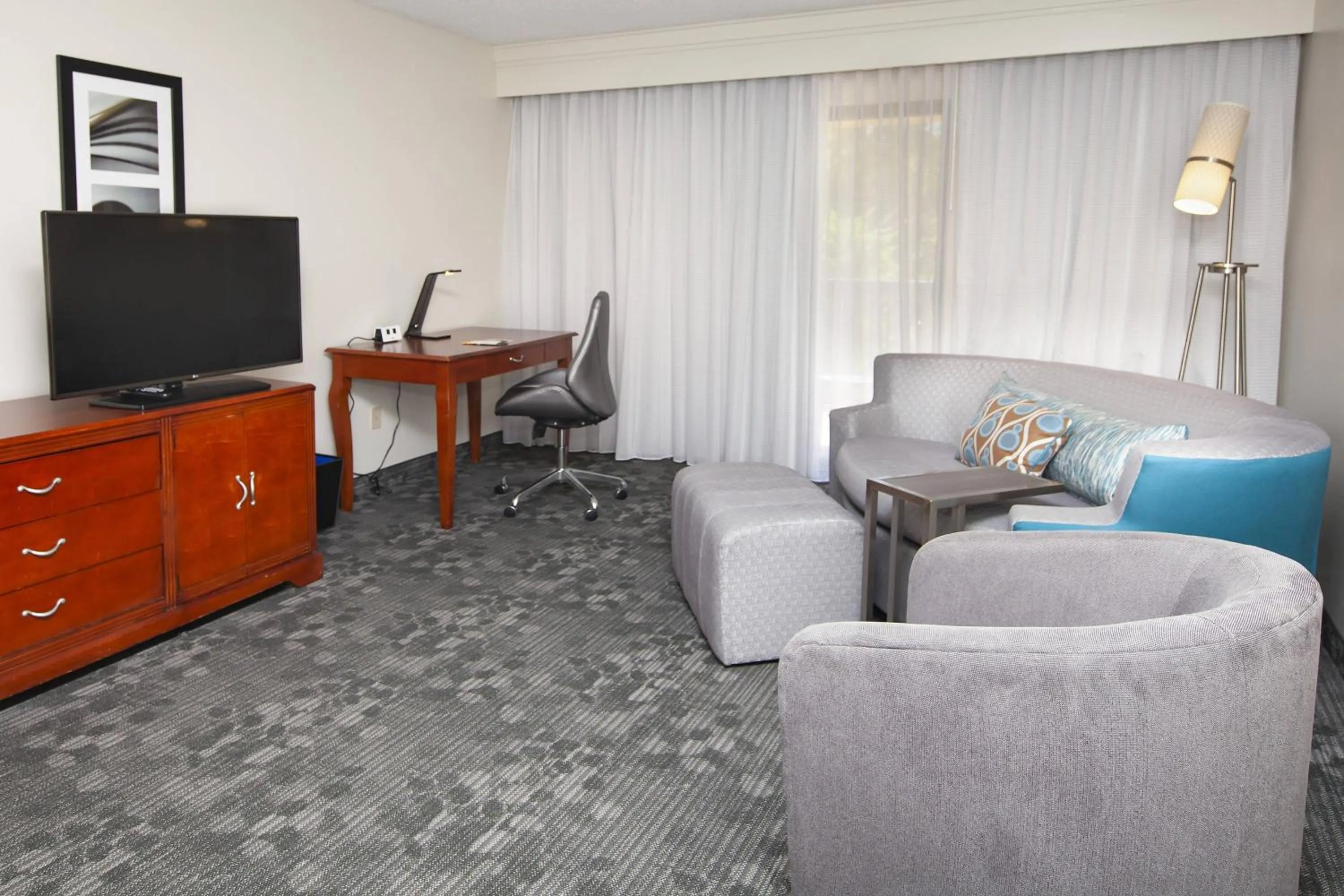 Living room in Courtyard by Marriott Valdosta