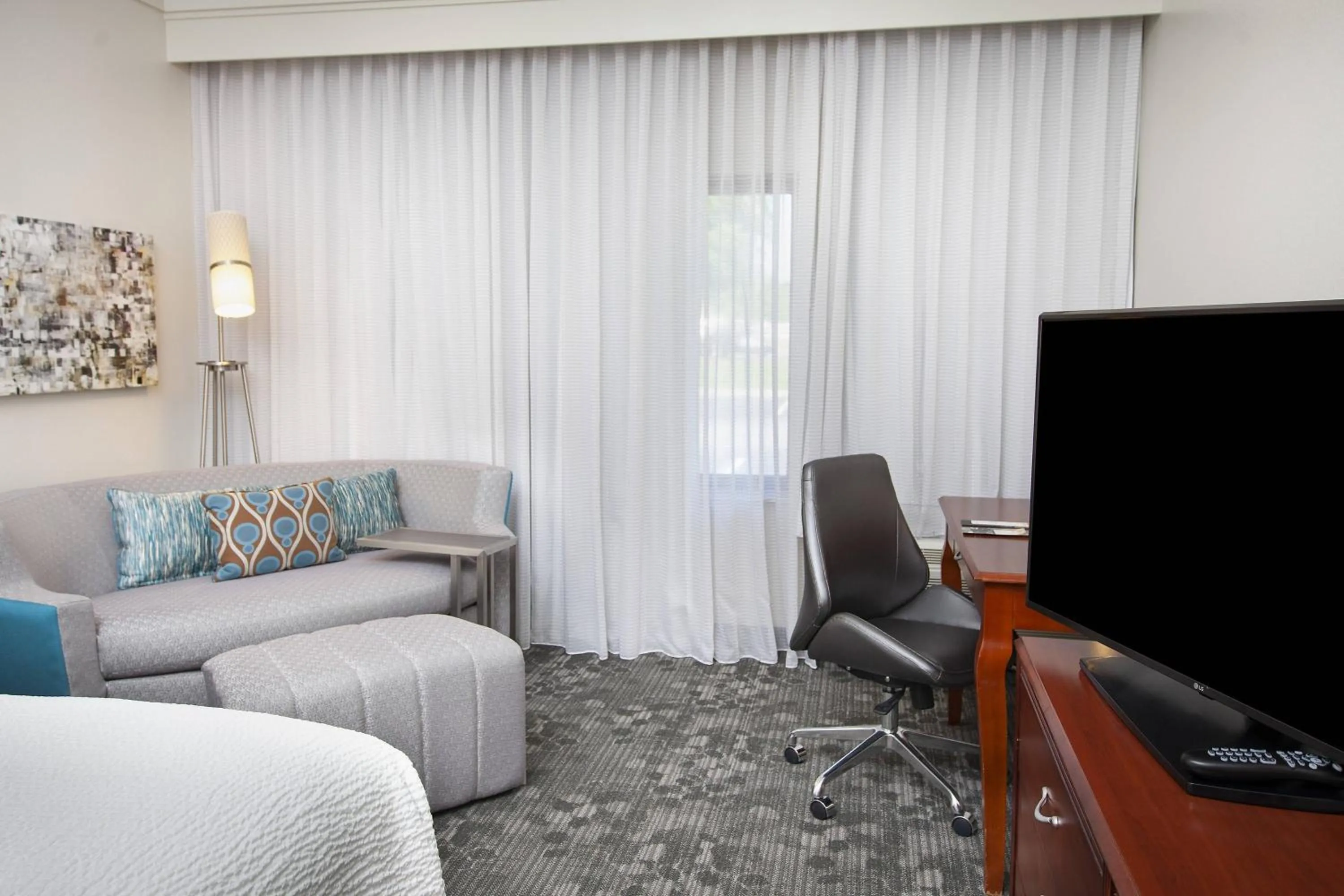 Photo of the whole room in Courtyard by Marriott Valdosta