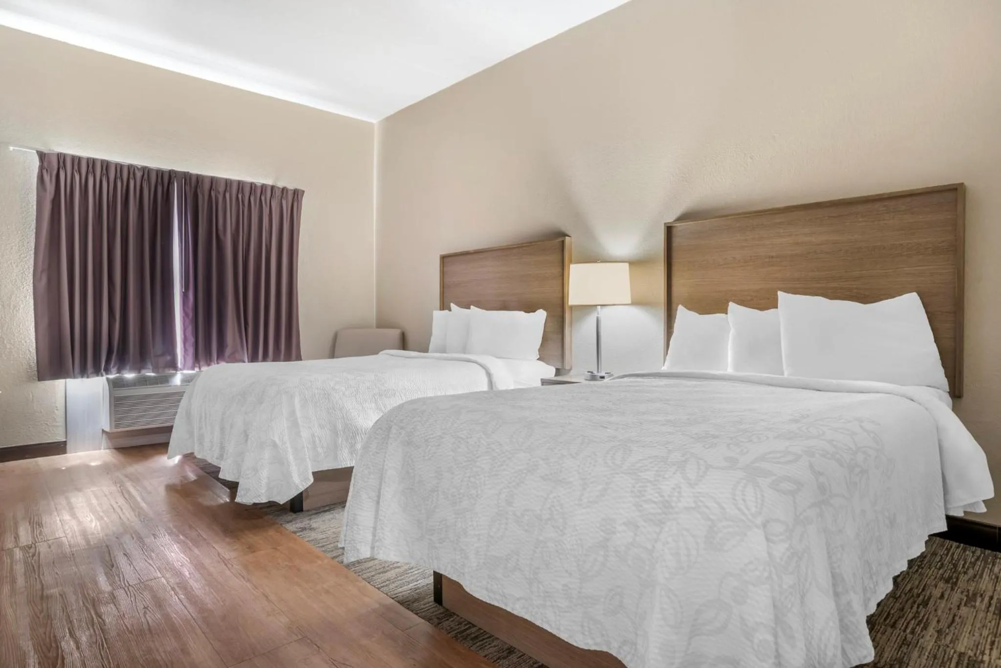 Photo of the whole room, Bed in Red Roof PLUS & Suites Vicksburg