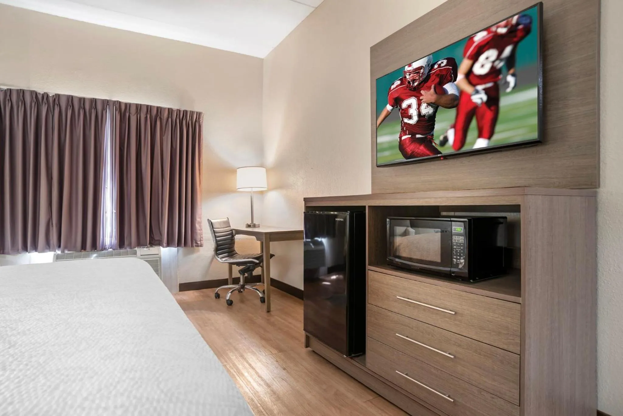 Photo of the whole room, Bed in Red Roof PLUS & Suites Vicksburg