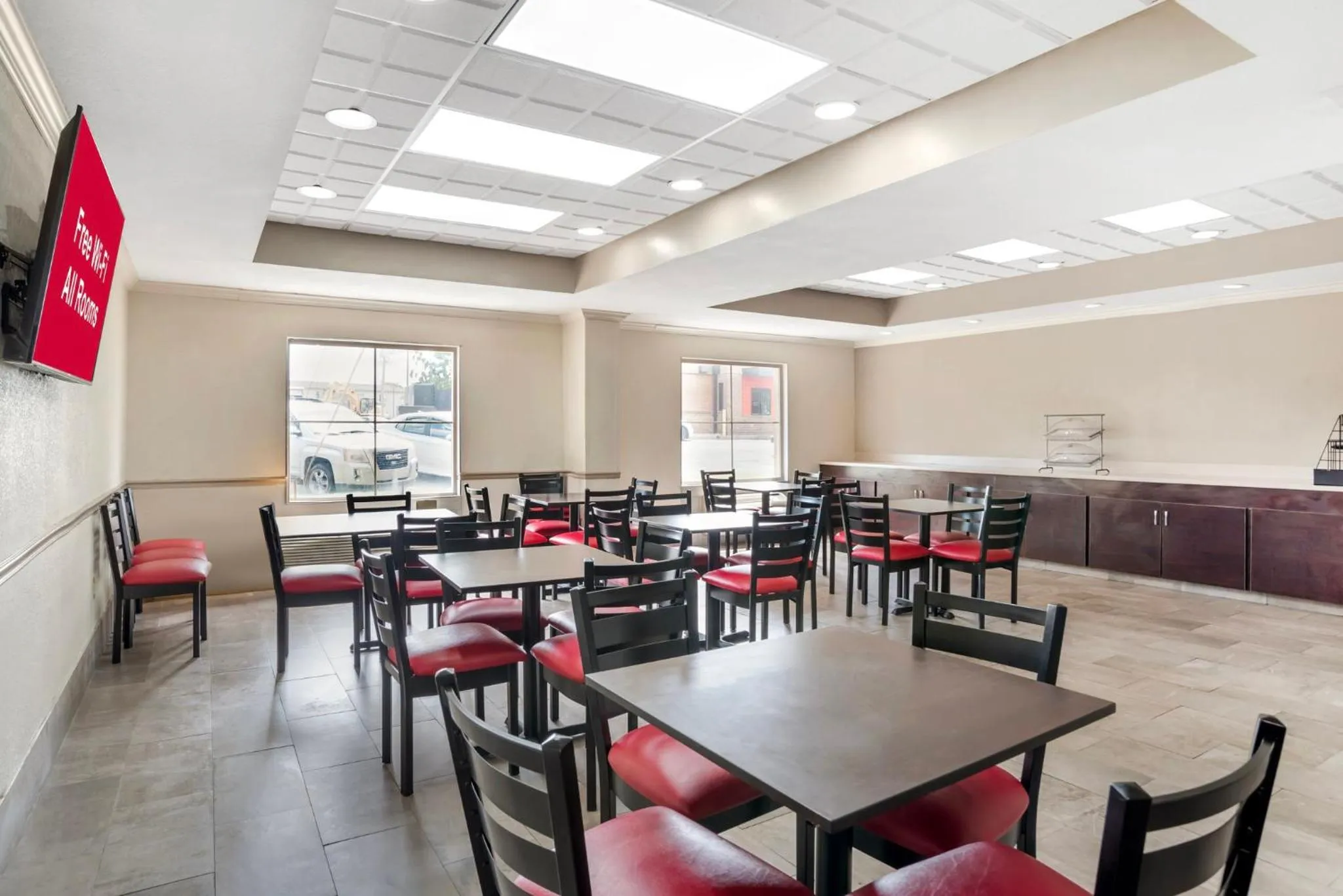 Breakfast in Red Roof PLUS & Suites Vicksburg