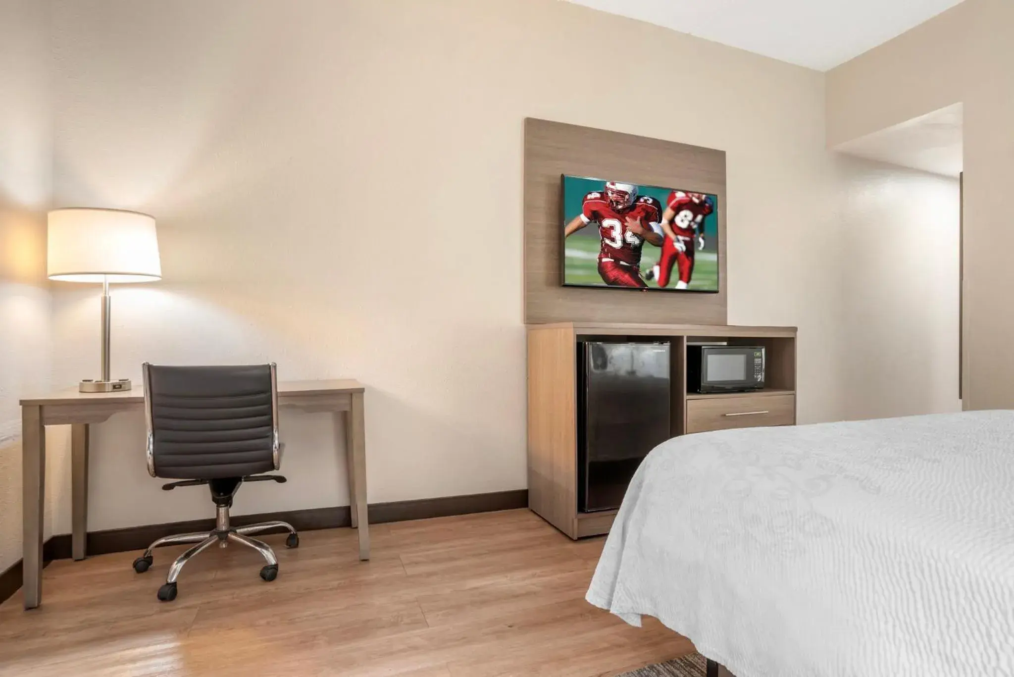 Deluxe King Room Disability Access Roll-In Shower Smoke Free in Red Roof PLUS & Suites Vicksburg Deluxe King Room Disability Access Roll-In Shower Smoke Free in Red Roof PLUS & Suites Vicksburg