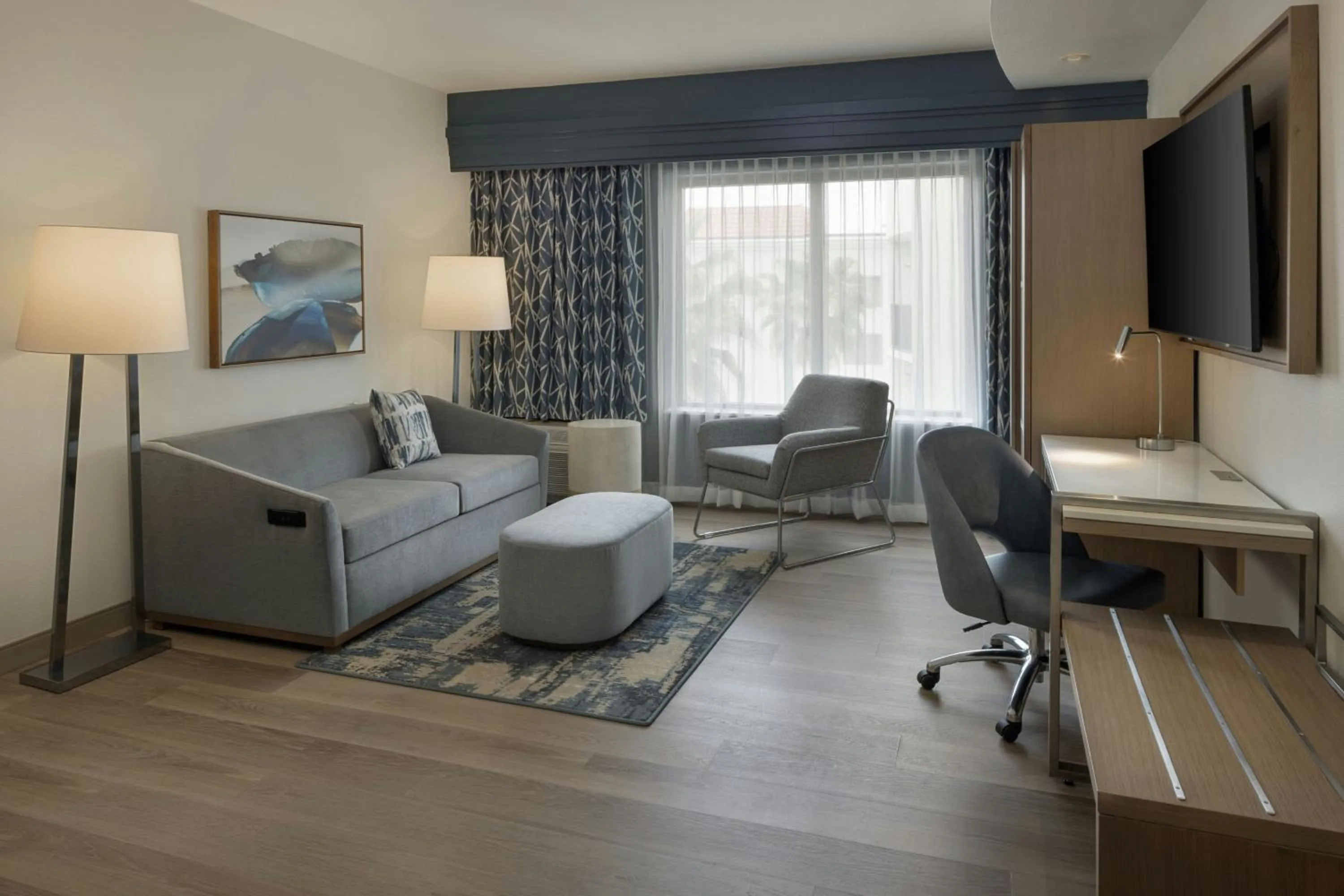 Living room in Courtyard by Marriott Sandestin at Grand Boulevard