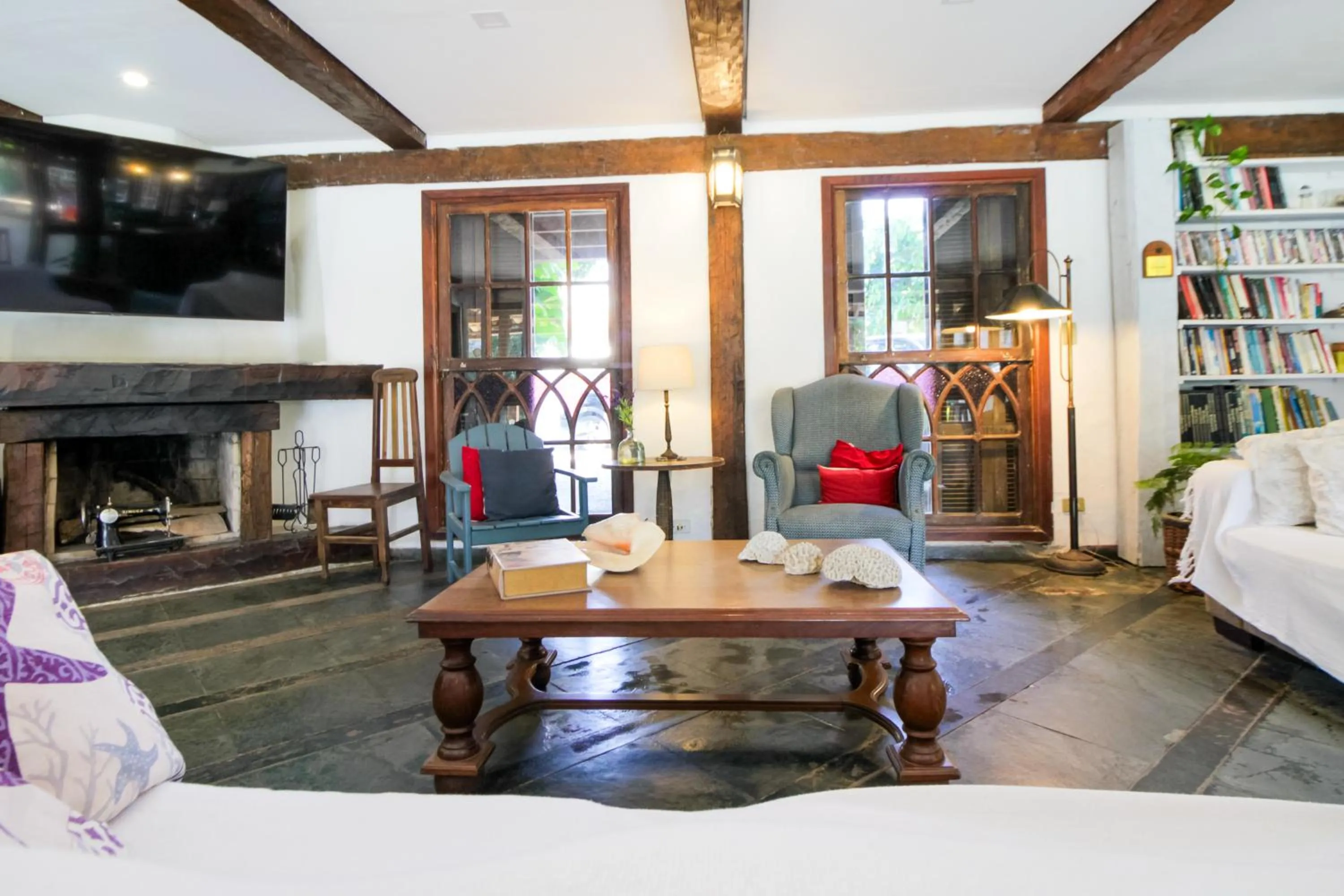 Communal lounge/ TV room in VELINN Caravela Pousada Ilhabela