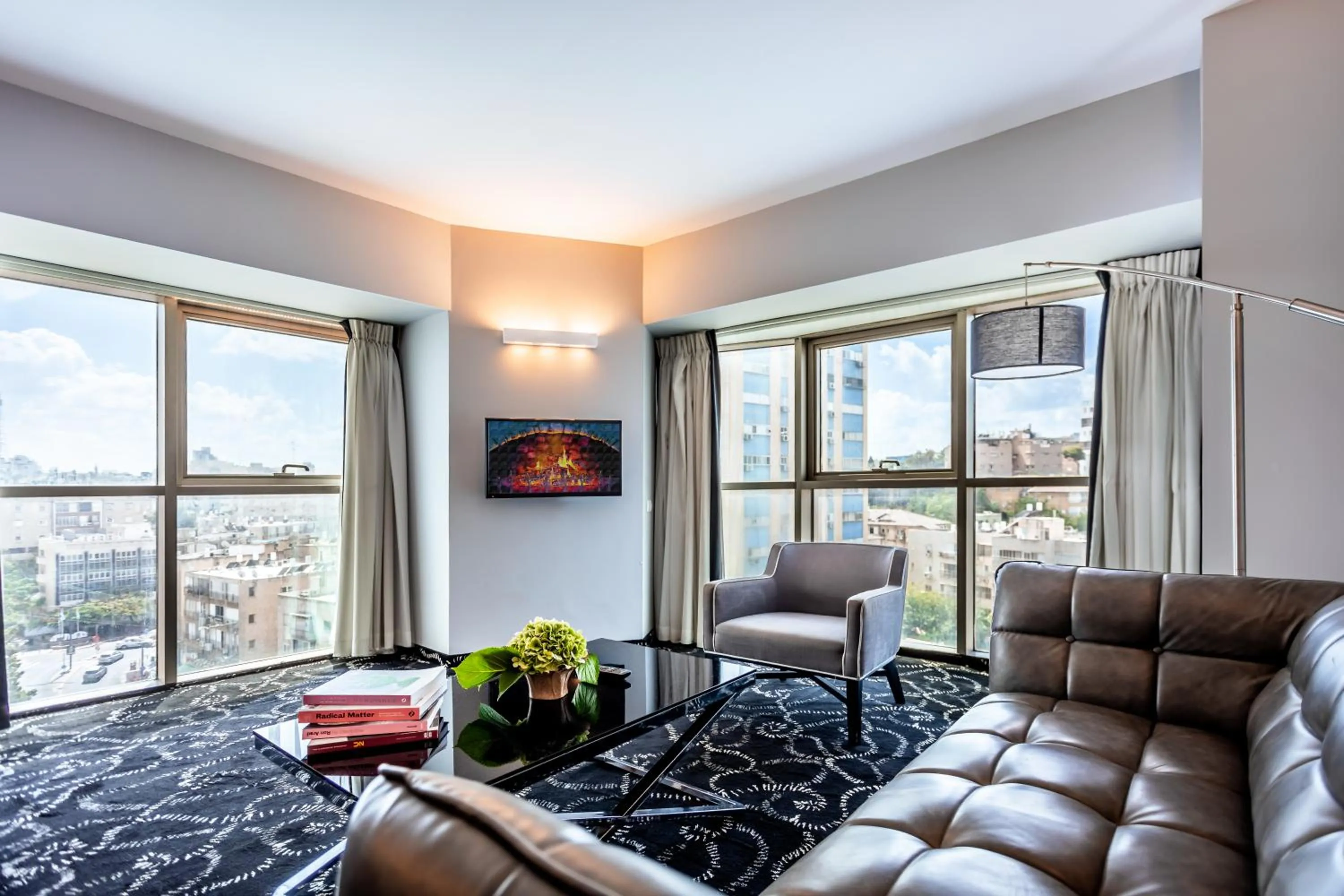 Living room, Seating Area in Ramada by Wyndham Ramat Gan