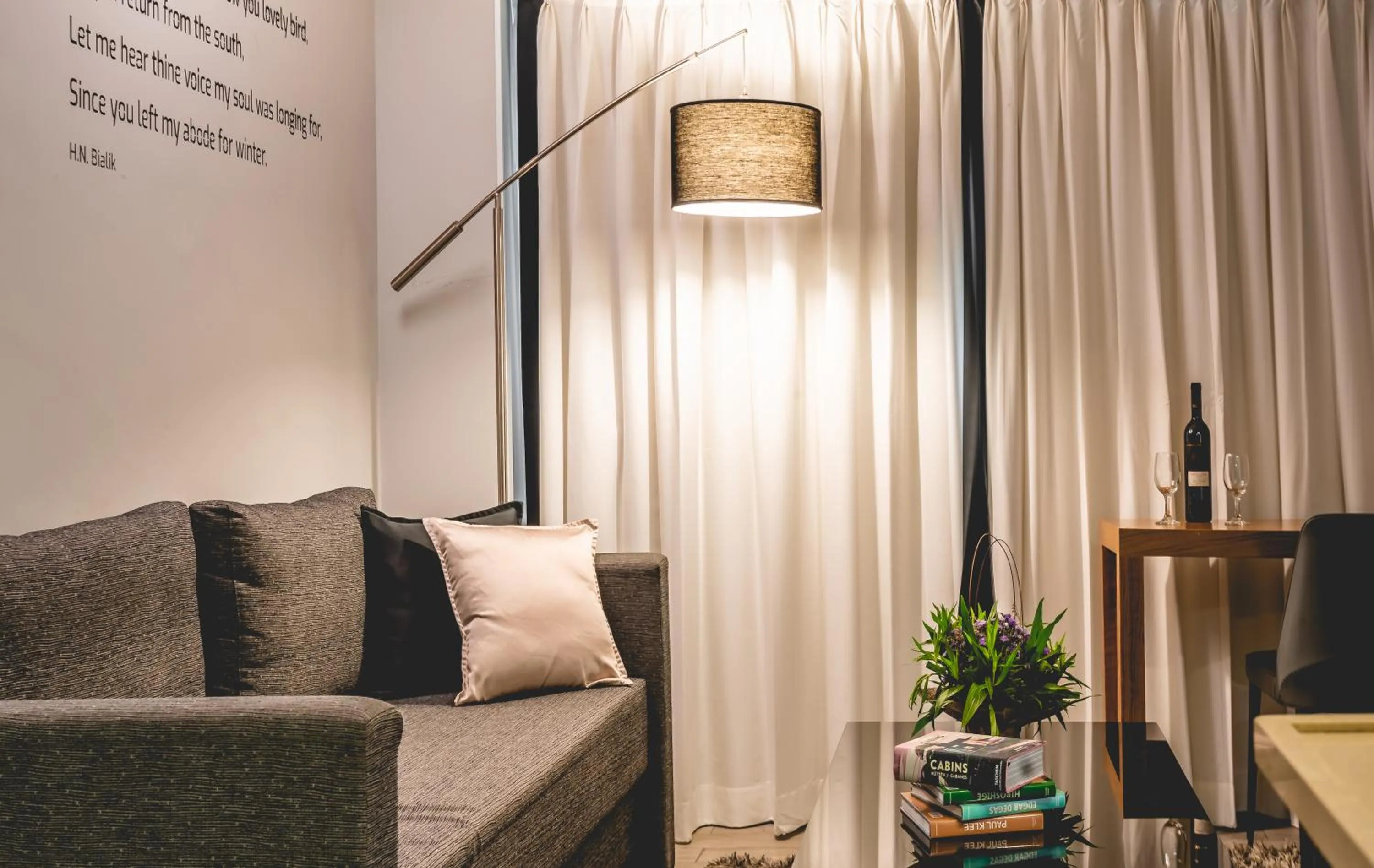 Living room, Seating Area in Ramada by Wyndham Ramat Gan