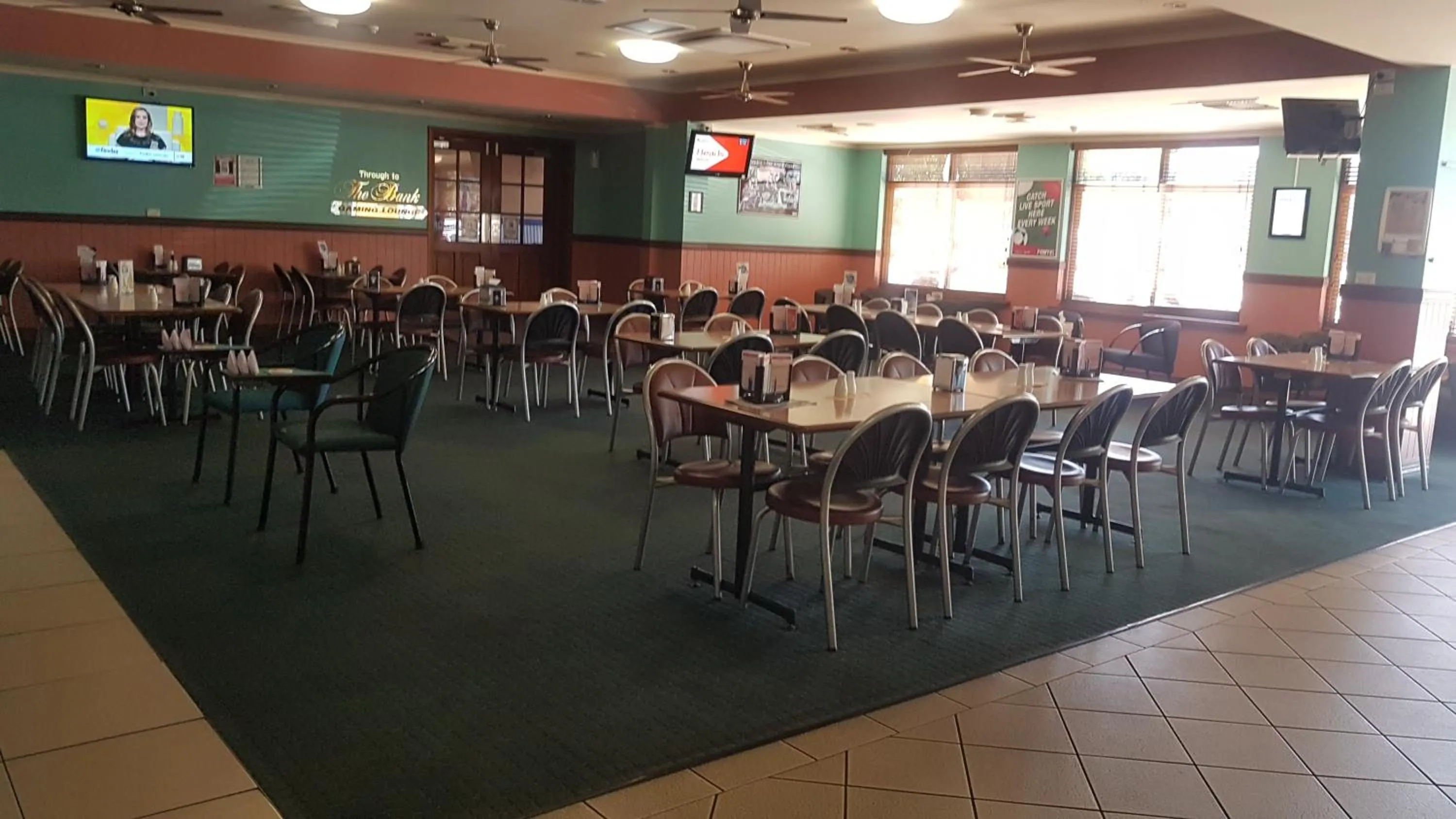 Restaurant/Places to Eat in Sarina Hotel