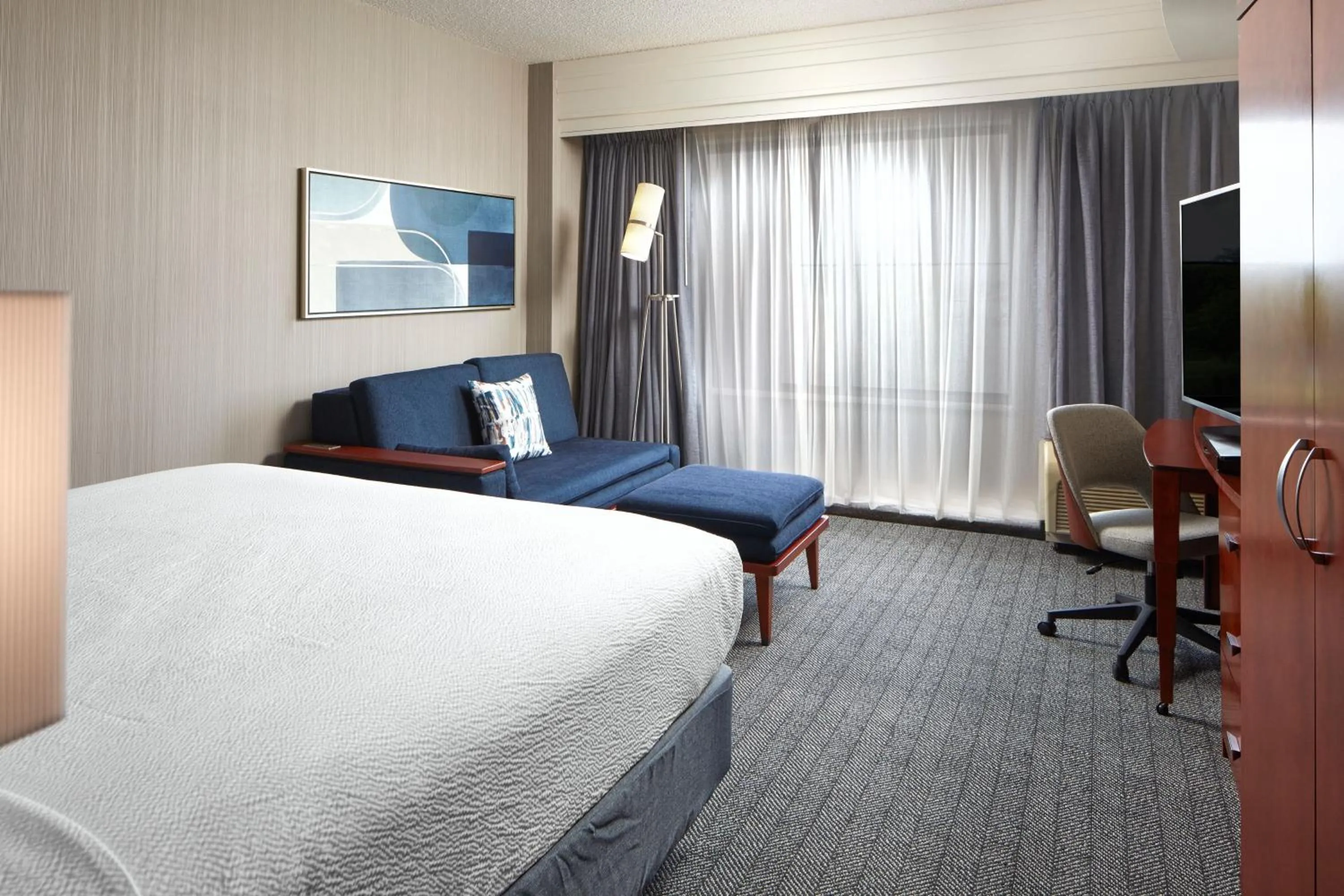 Photo of the whole room, Bed in Courtyard by Marriott Winchester Medical Center