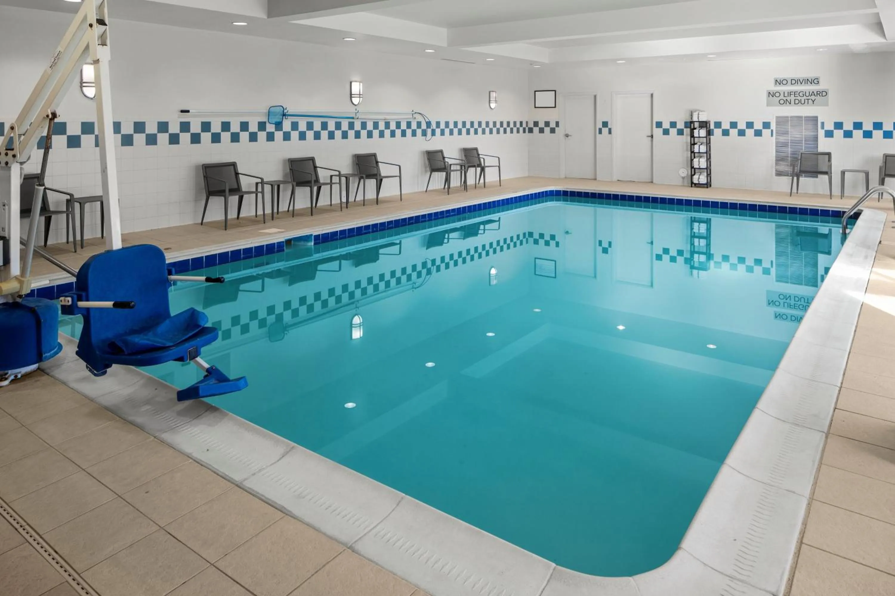 Swimming pool in Courtyard by Marriott Winchester Medical Center