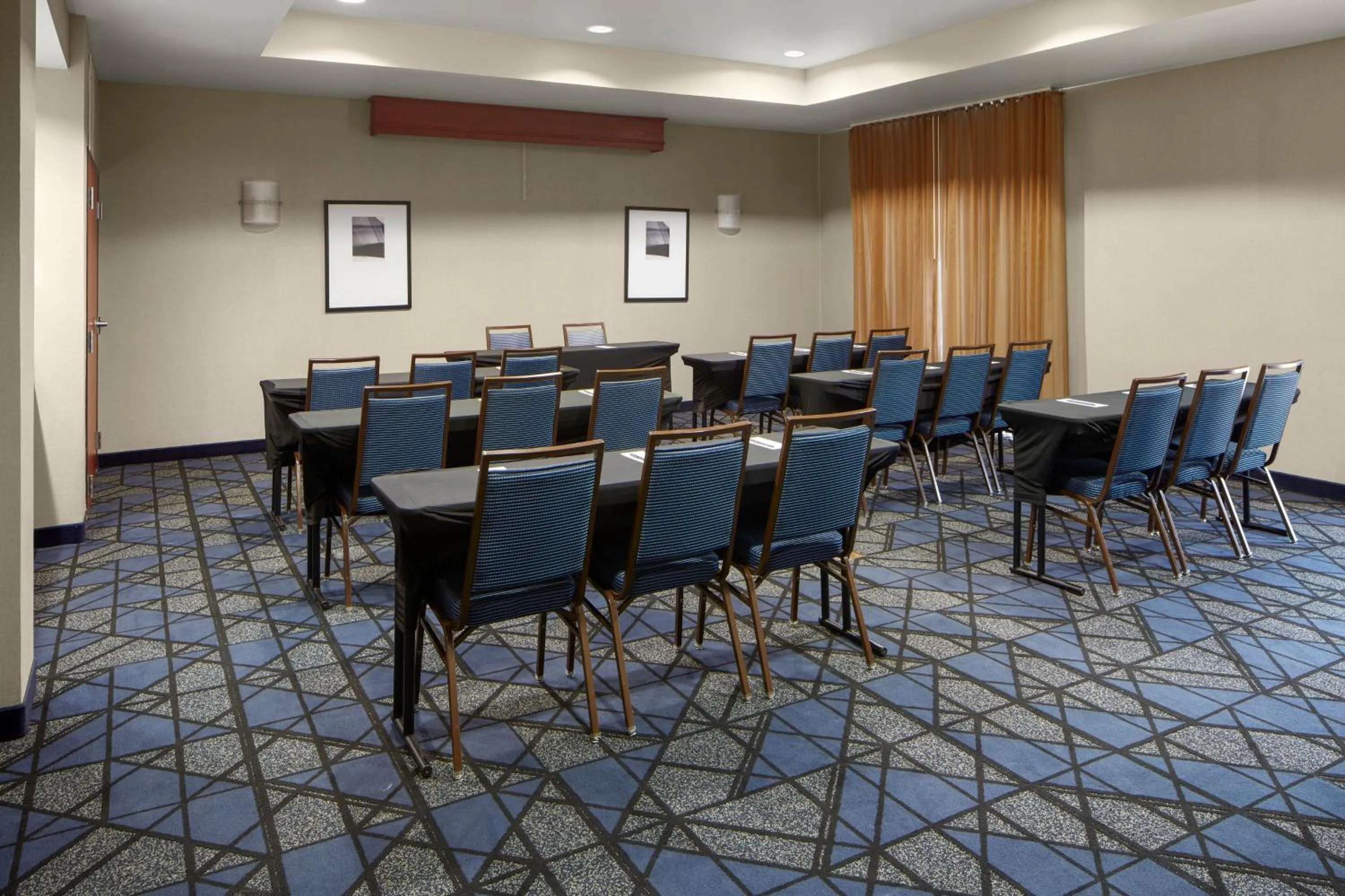 Meeting/conference room in Courtyard by Marriott Winchester Medical Center