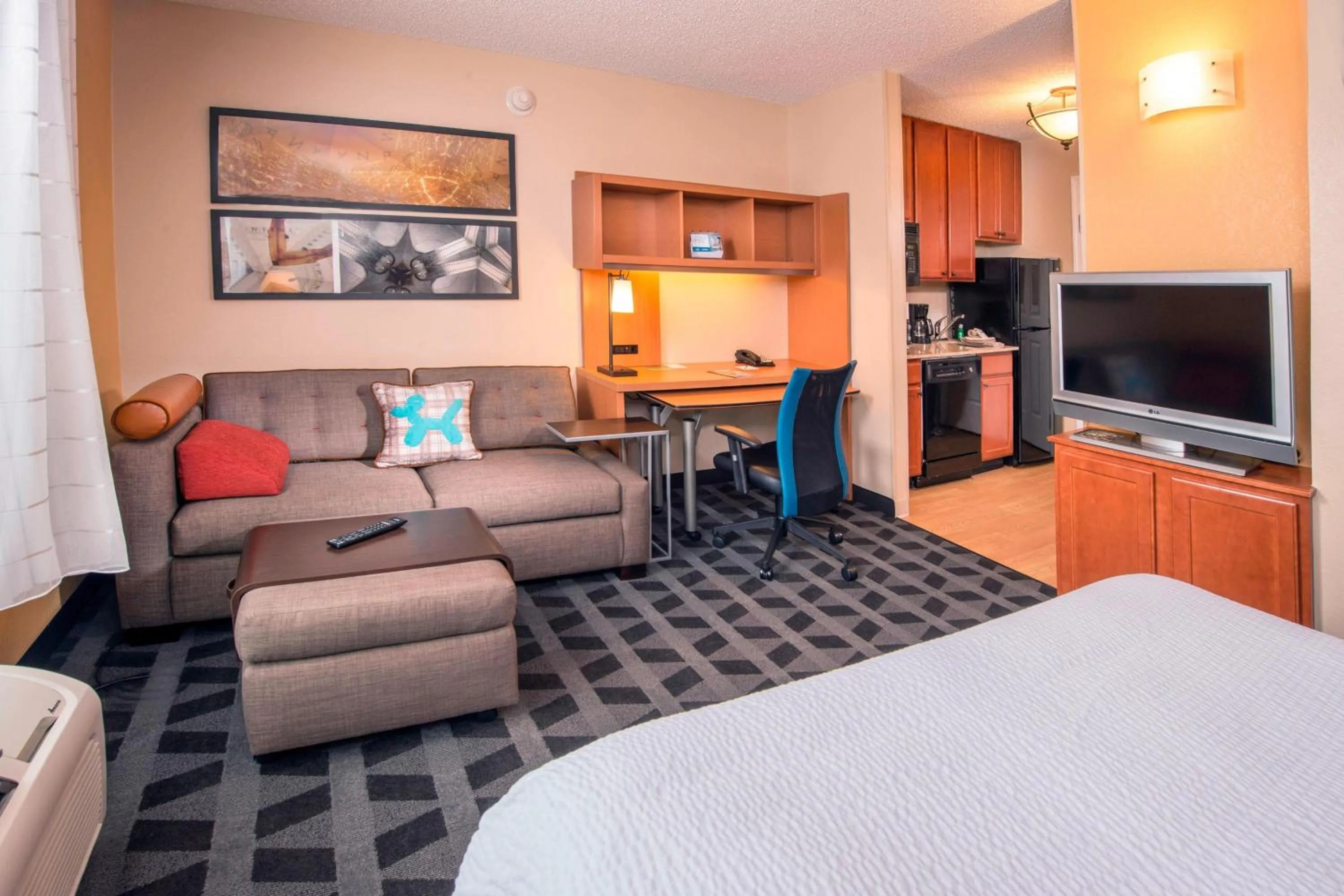 Living room, Bed in TownePlace Suites by Marriott Clinton at Joint Base Andrews