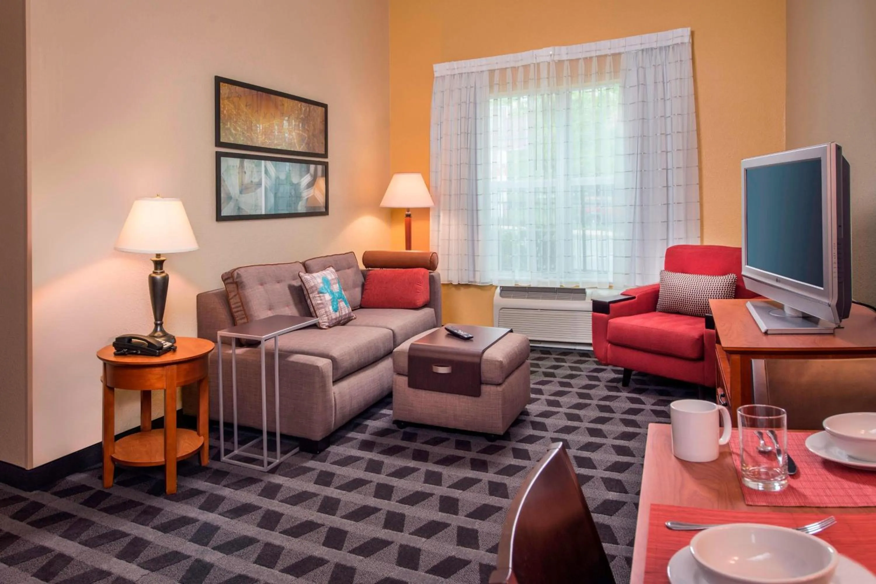 Living room in TownePlace Suites by Marriott Clinton at Joint Base Andrews