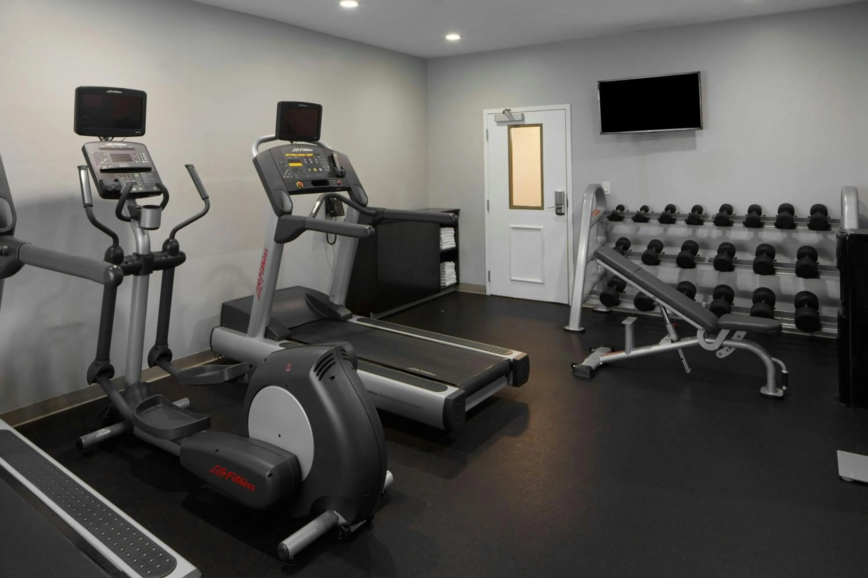 Fitness centre/facilities in TownePlace Suites Winchester