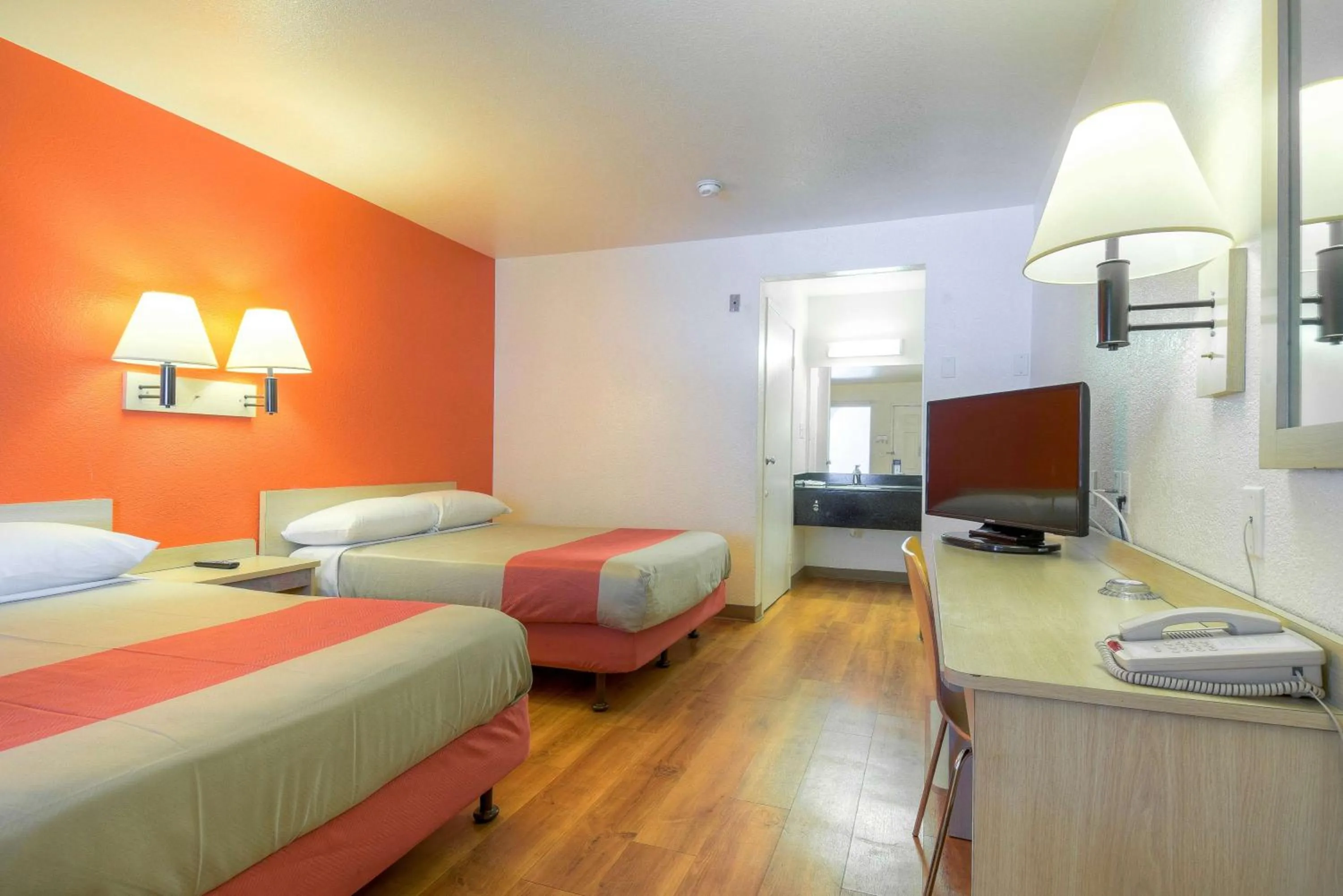 TV and multimedia, Bed in Motel 6-El Cajon, CA - San Diego