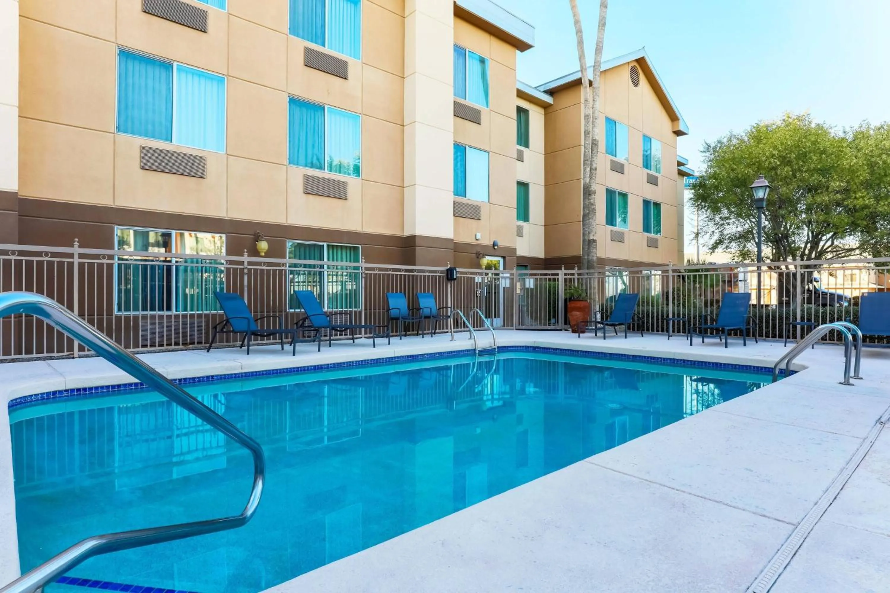 Swimming pool in Fairfield Inn & Suites by Marriott Yuma