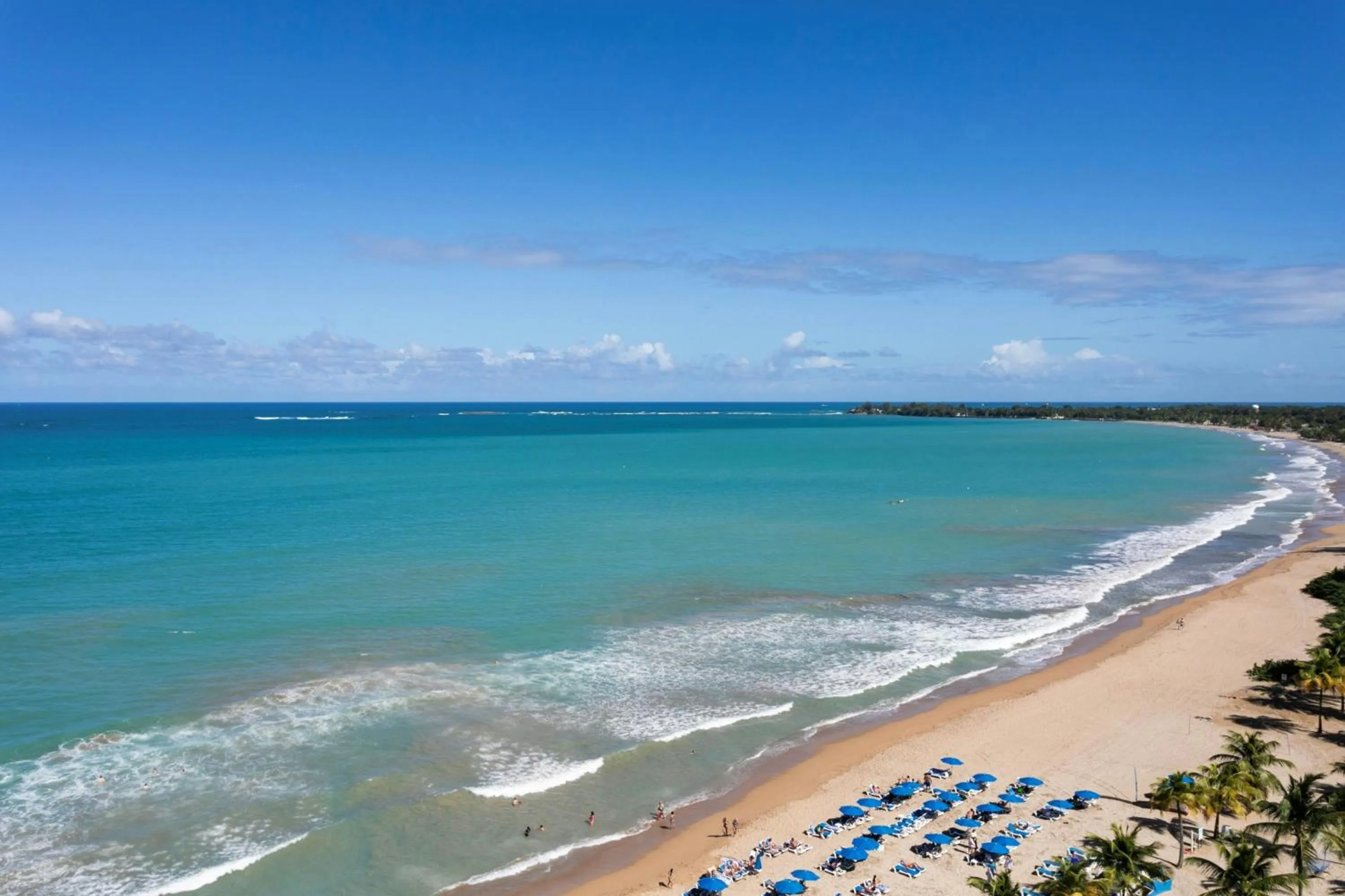 Bedroom in Courtyard by Marriott Isla Verde Beach Resort