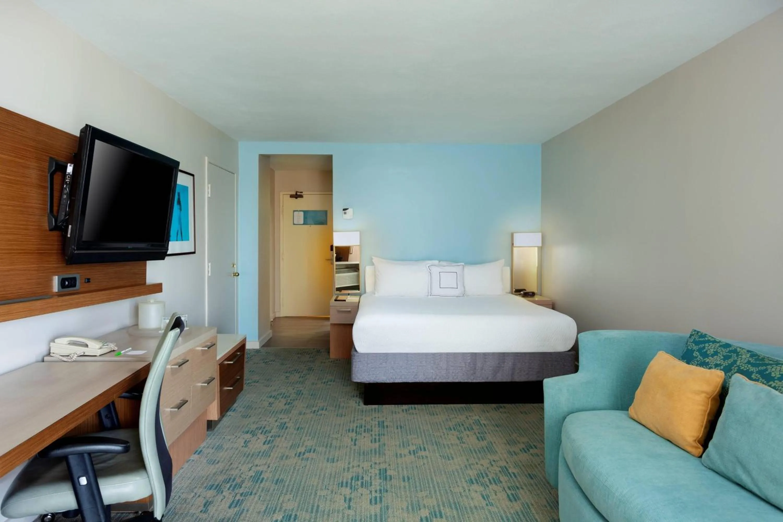 Photo of the whole room, Bed in Courtyard by Marriott Isla Verde Beach Resort