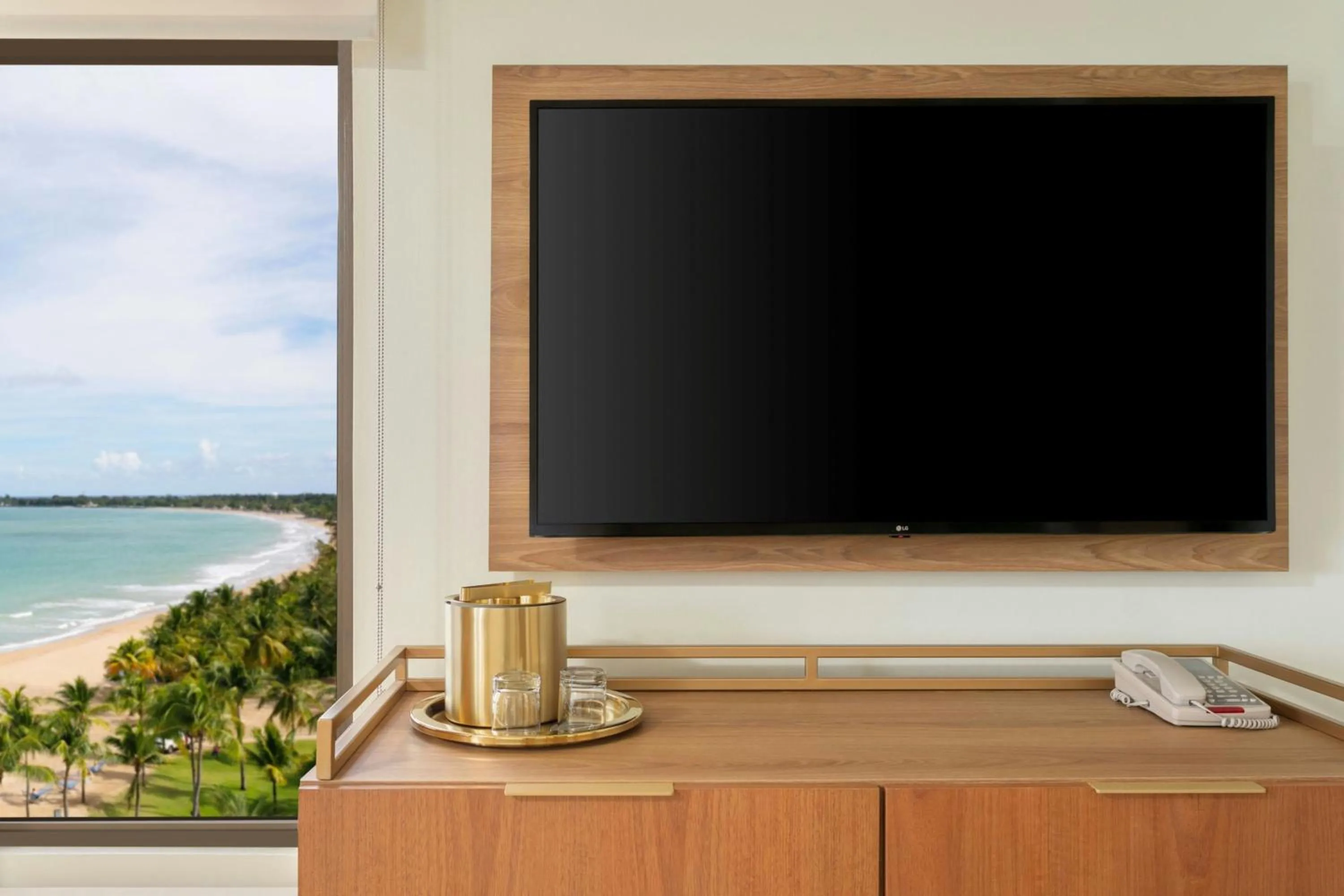 Bedroom in Courtyard by Marriott Isla Verde Beach Resort