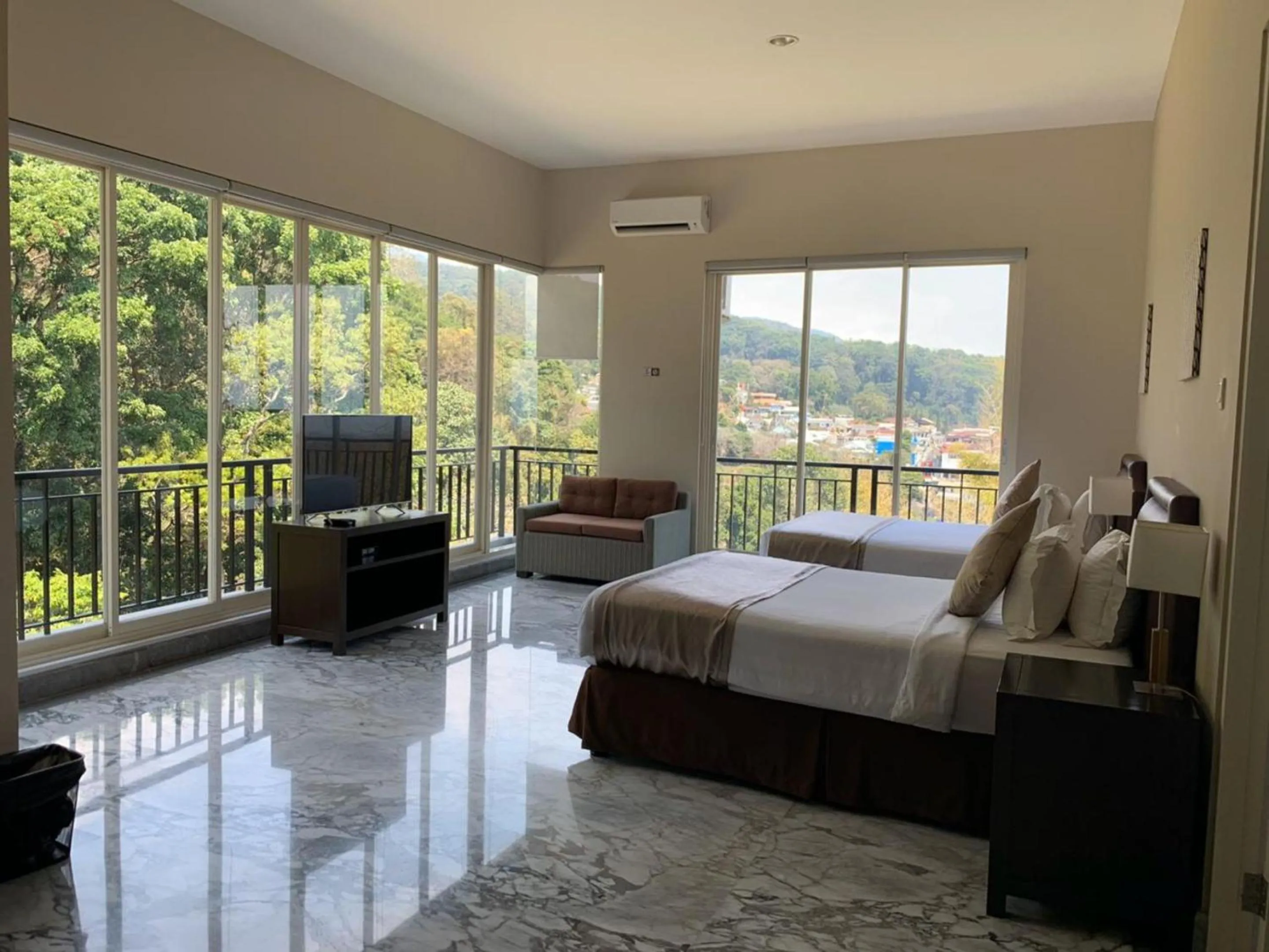 Bedroom, Bed in Arainn Bed & Breakfast Tretes Prigen by ecommerceloka