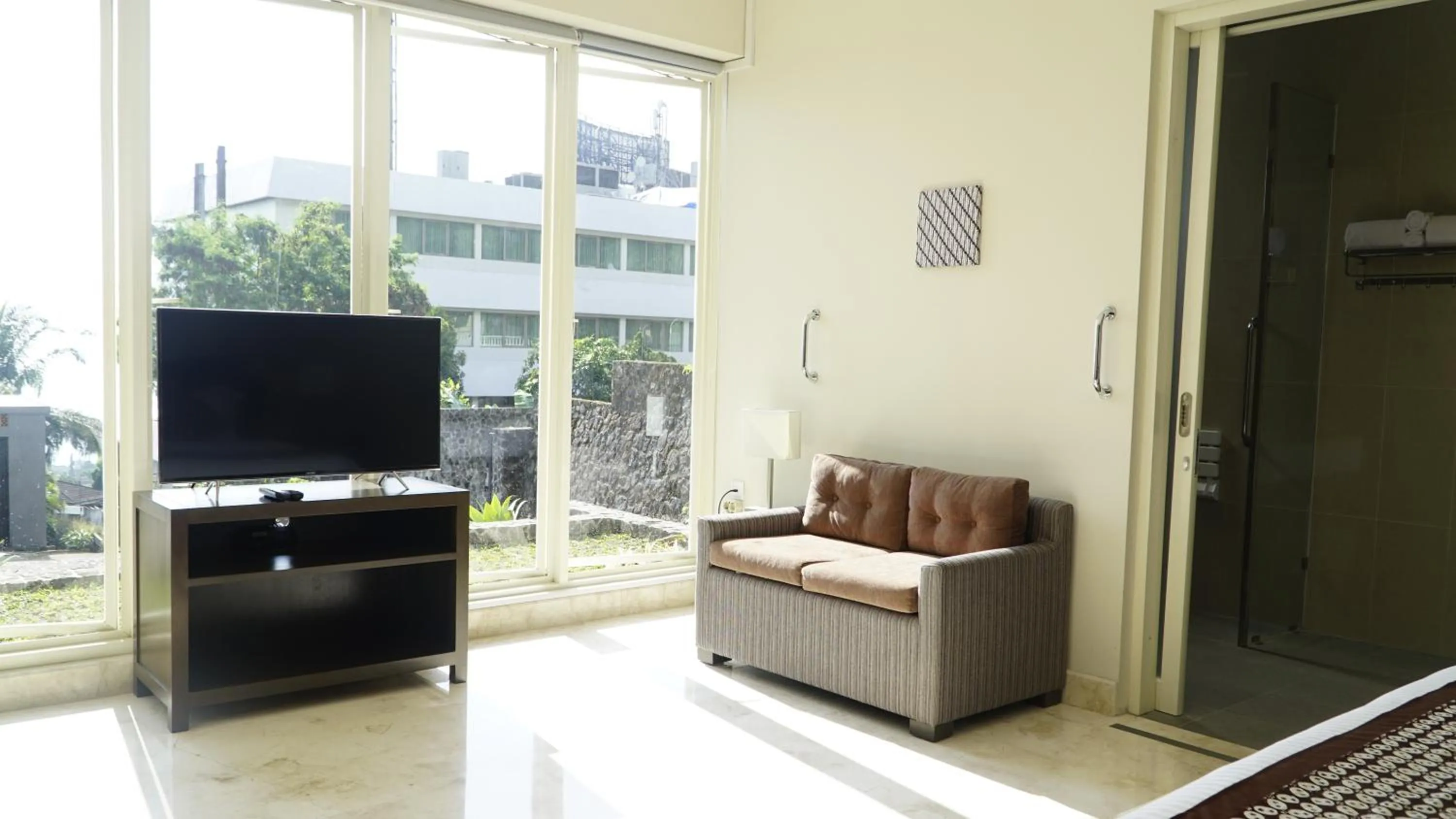 TV and multimedia in Arainn Bed & Breakfast Tretes Prigen by ecommerceloka