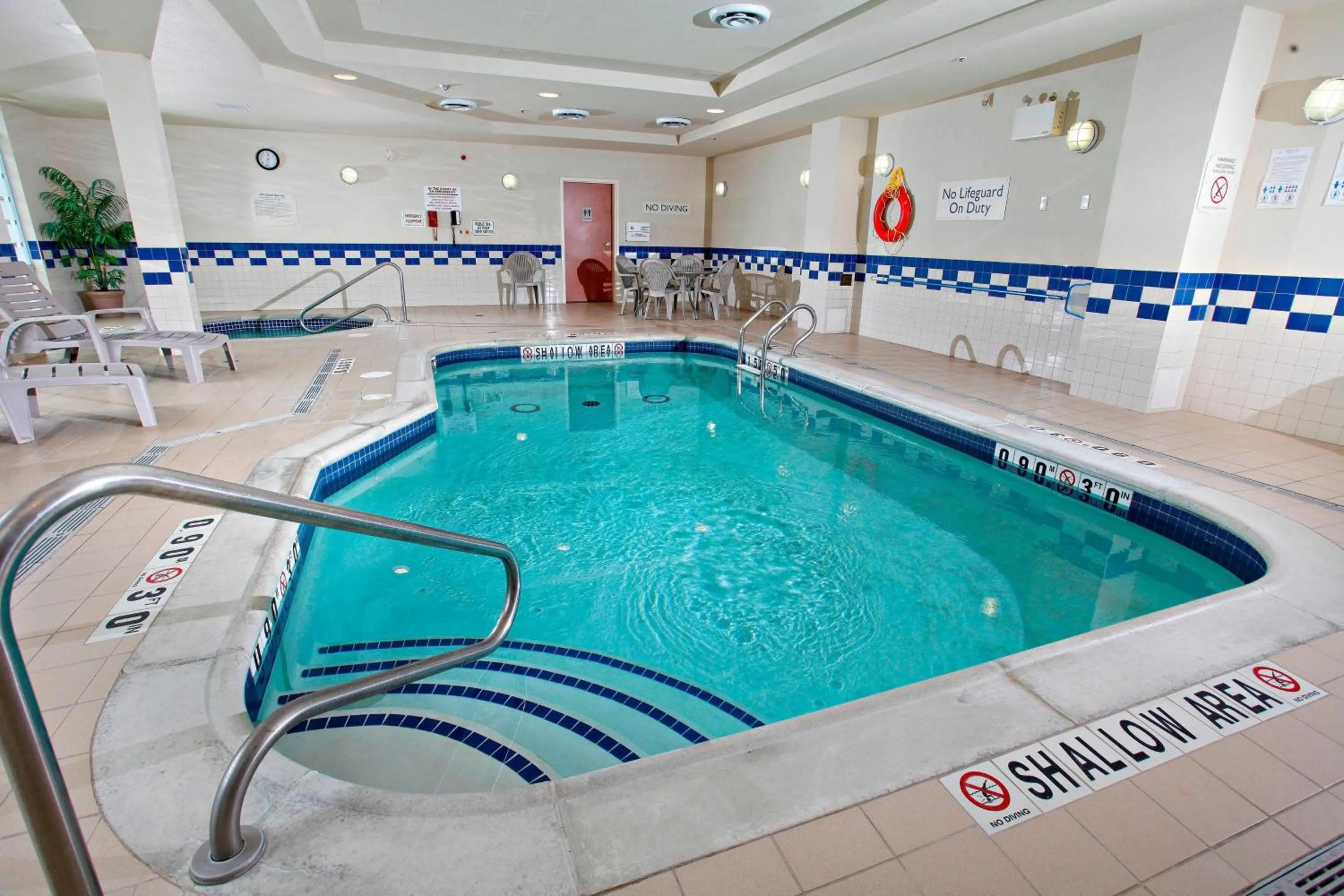 Swimming pool in Marriott Fairfield Sudbury